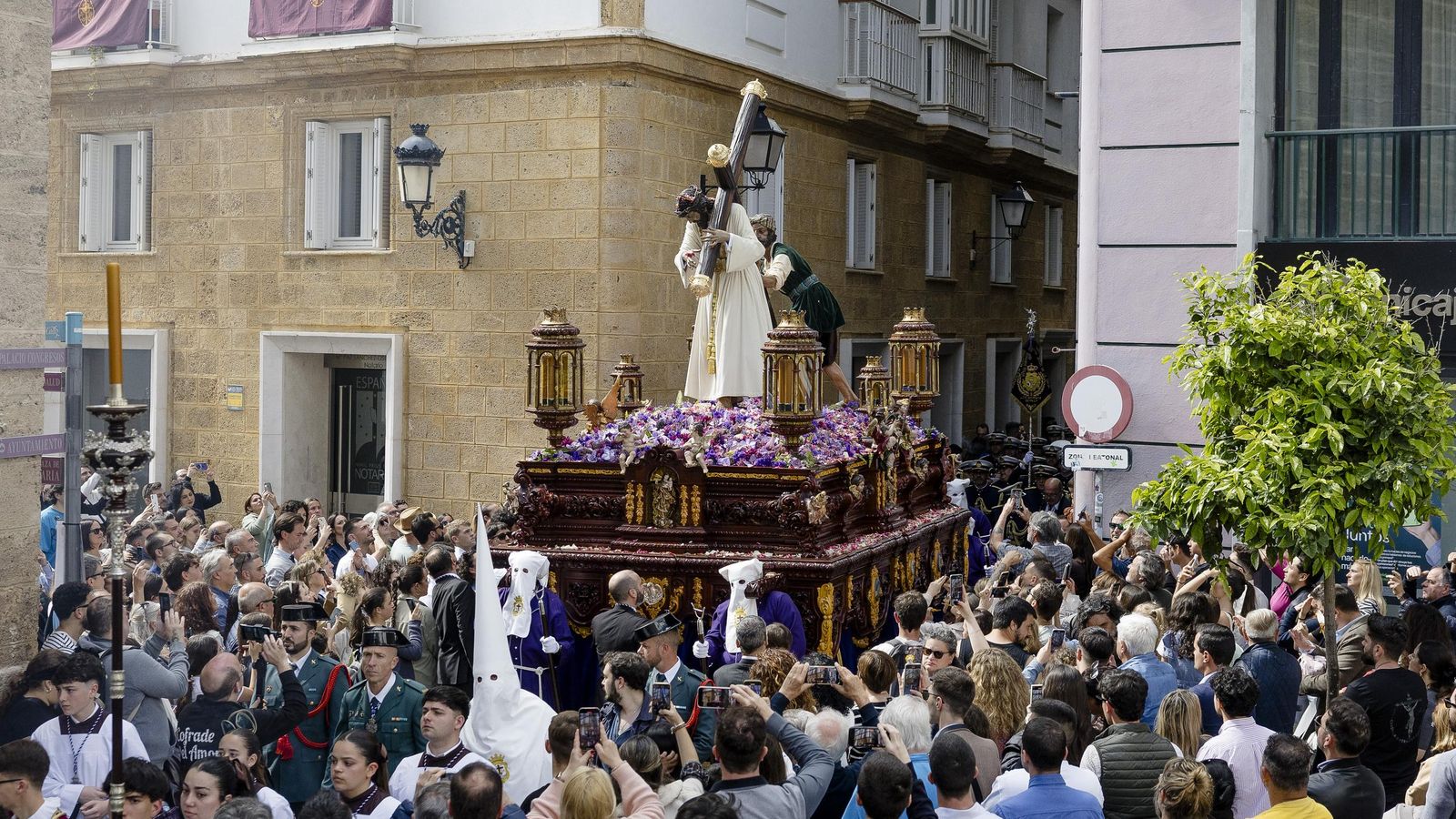 Imágenes de la salida del Nazareno del amor en la Semana Santa de Cádiz 2025