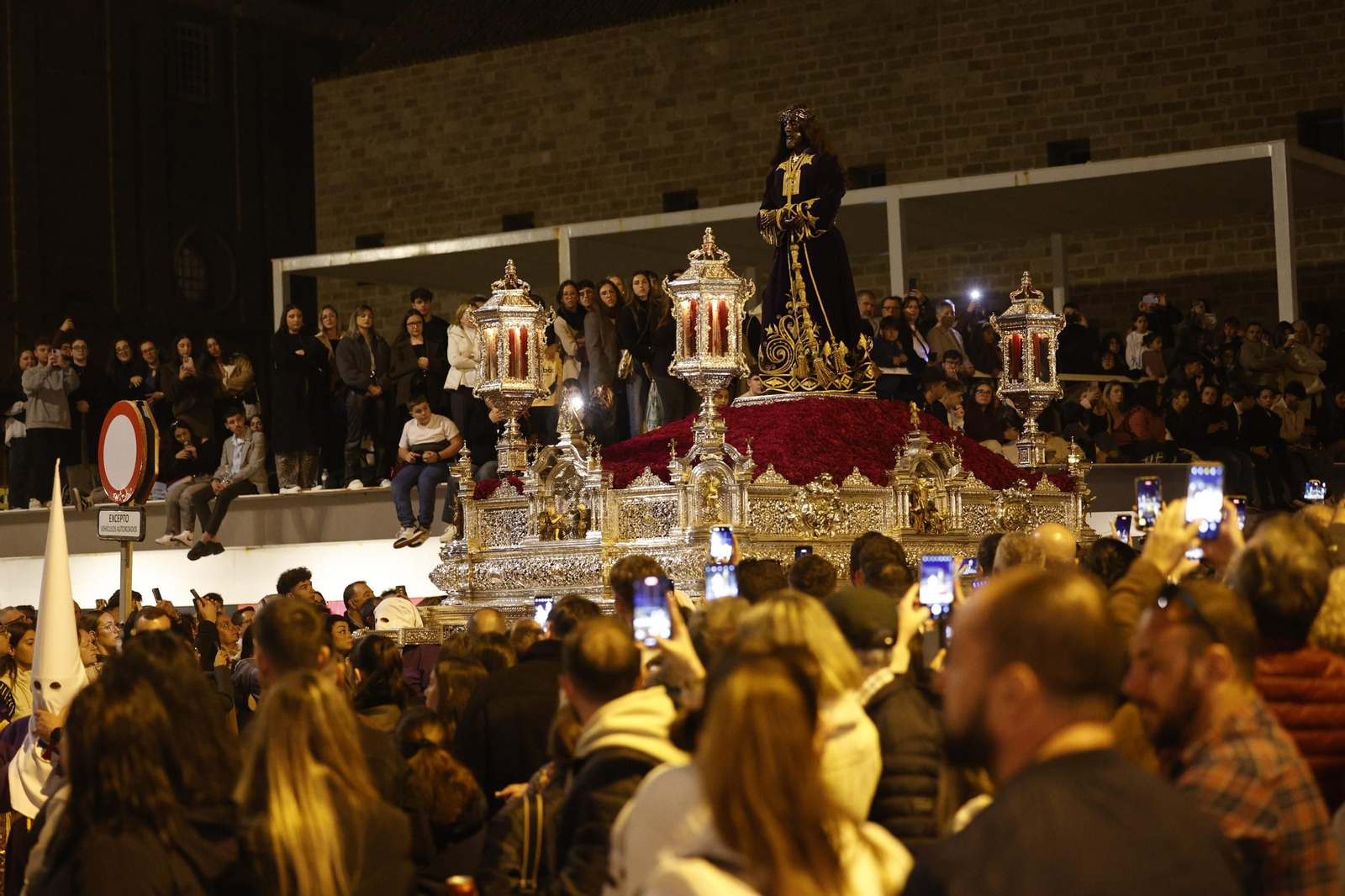 Imágenes de la salida de Medinaceli en la Semana Santa de Cádiz 2025