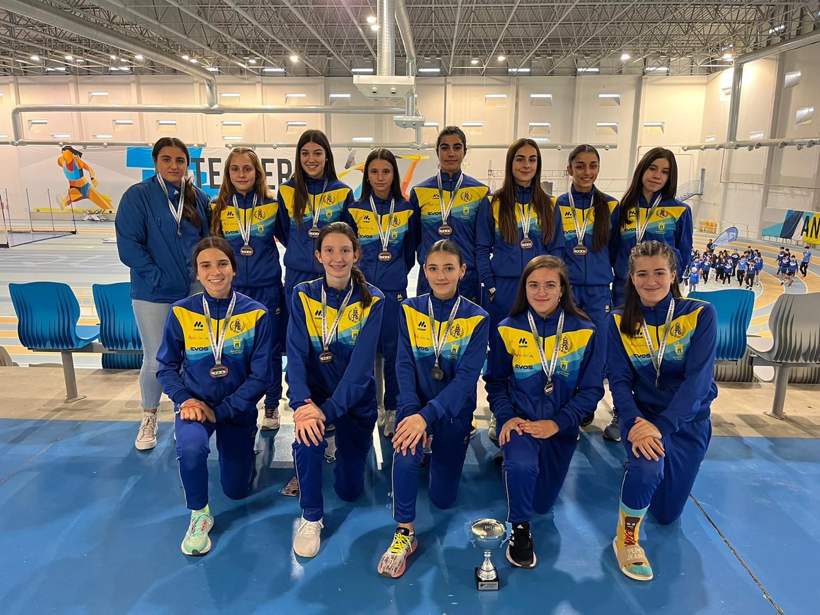 Las integrantes del equipo femenino sub-16 del Bahía, con sus medallas