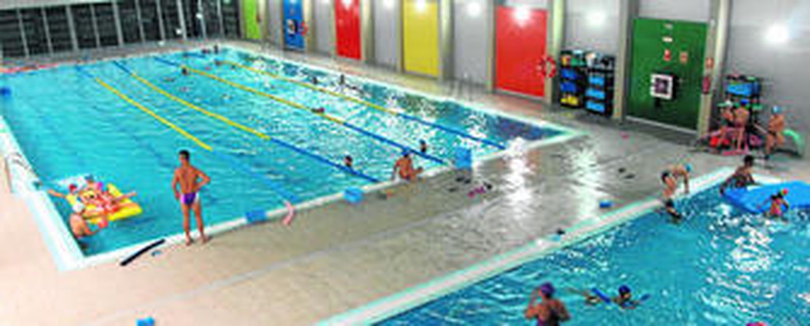 El recinto cuenta con dos zonas de baño, una de 25 metros y otra más pequeña destinada al aprendizaje.