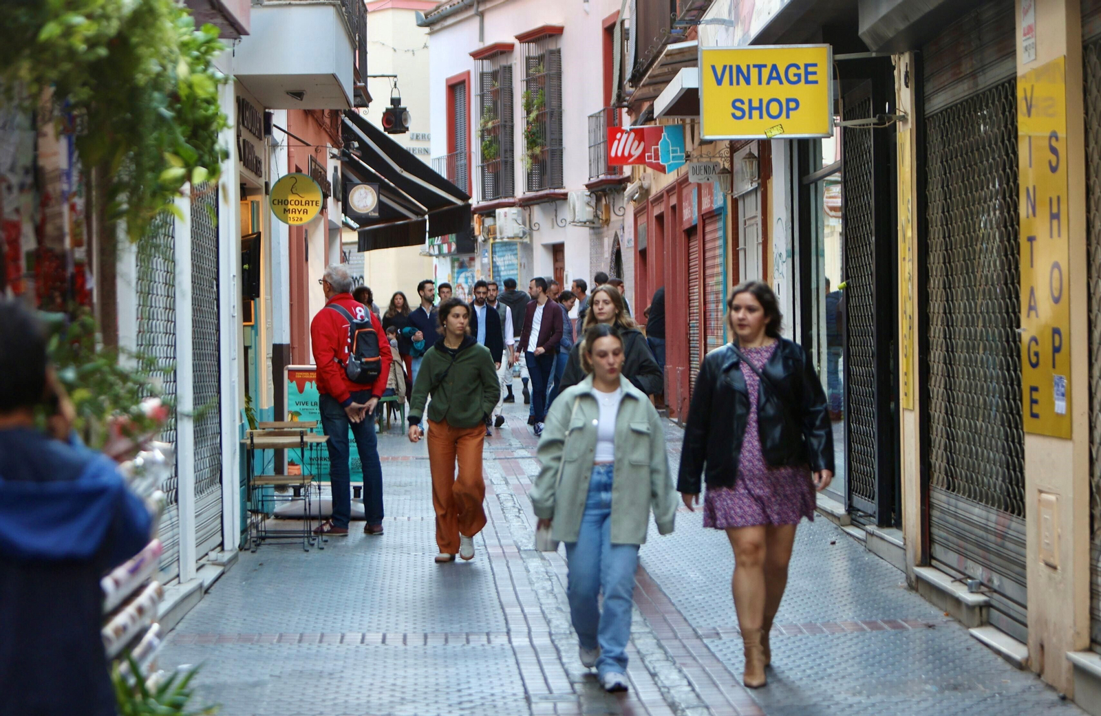 Varias personas caminan por la parte más estrecha de la calle Regina.