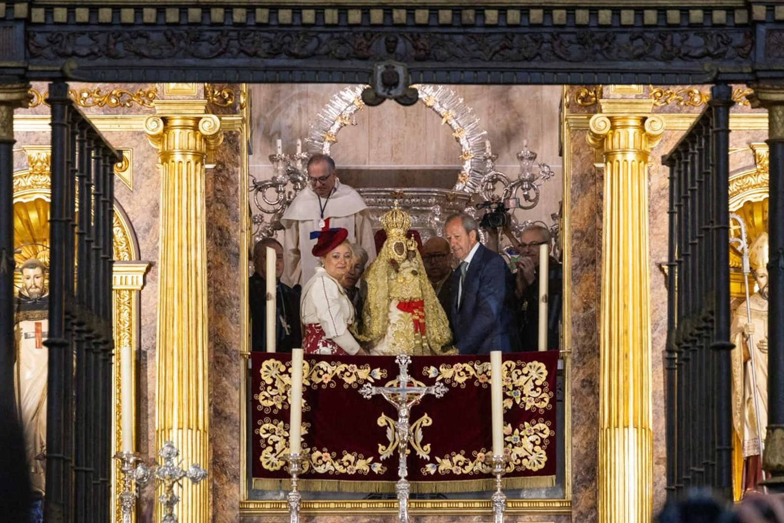 Miles de romeros acuden al encuentro de la Virgen de la Cabeza en su romería