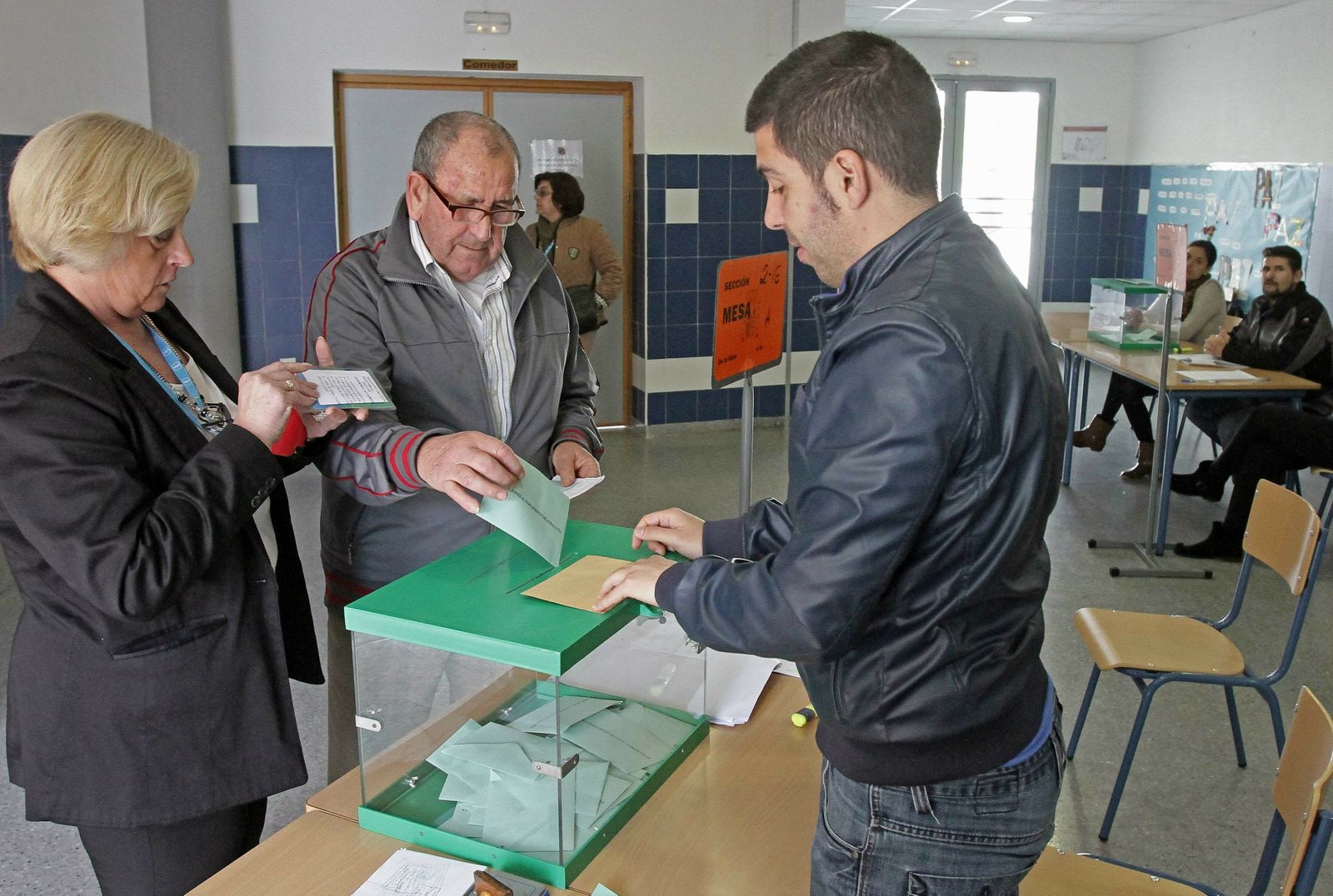 Personas votando en uno de los muchos colegios electorales