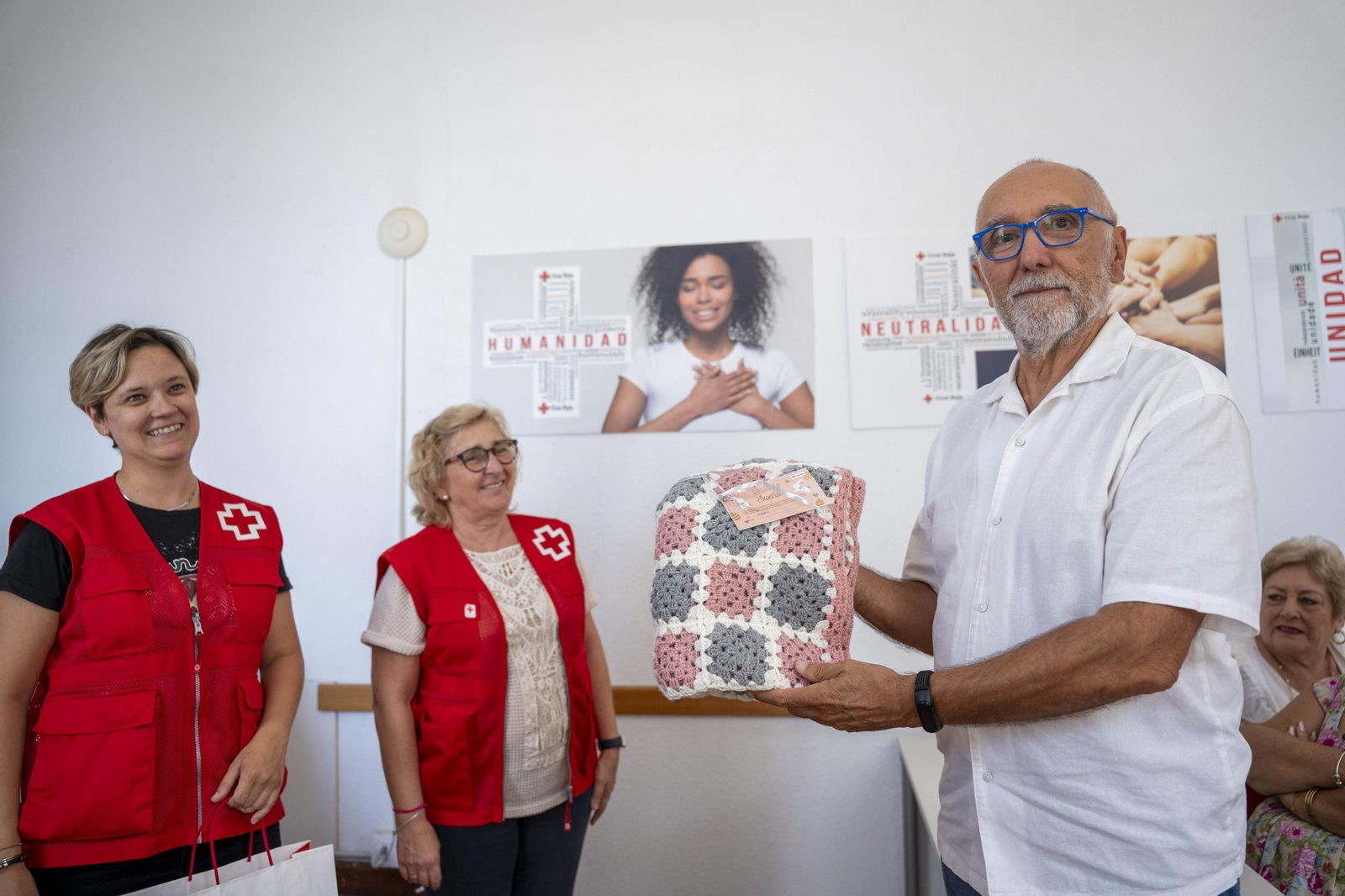 Cruz Roja realiza la entrega de mantitas solidarias a las familias de acogida