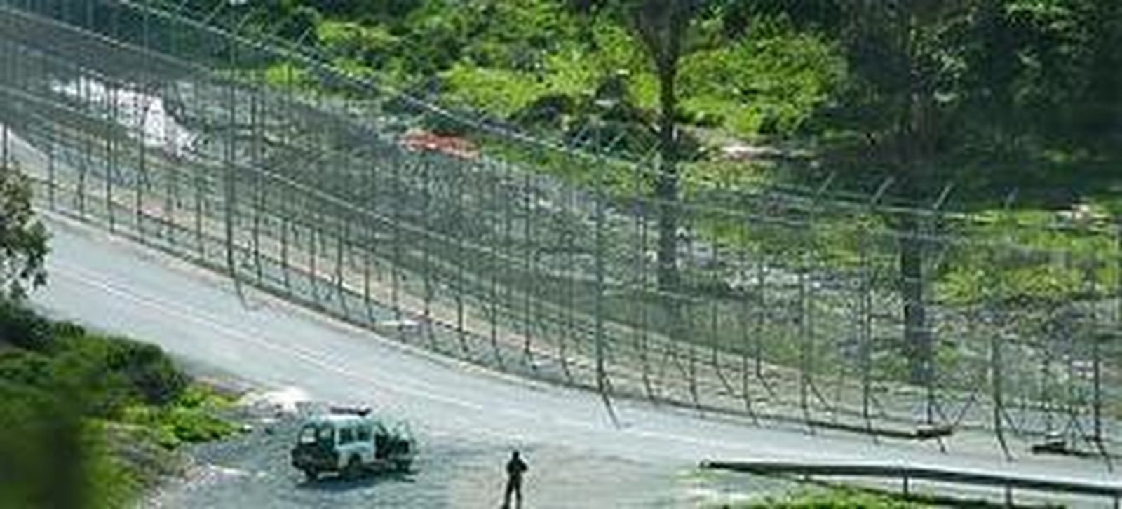 La Guardia Civil vigila la valla fronteriza con Marruecos.