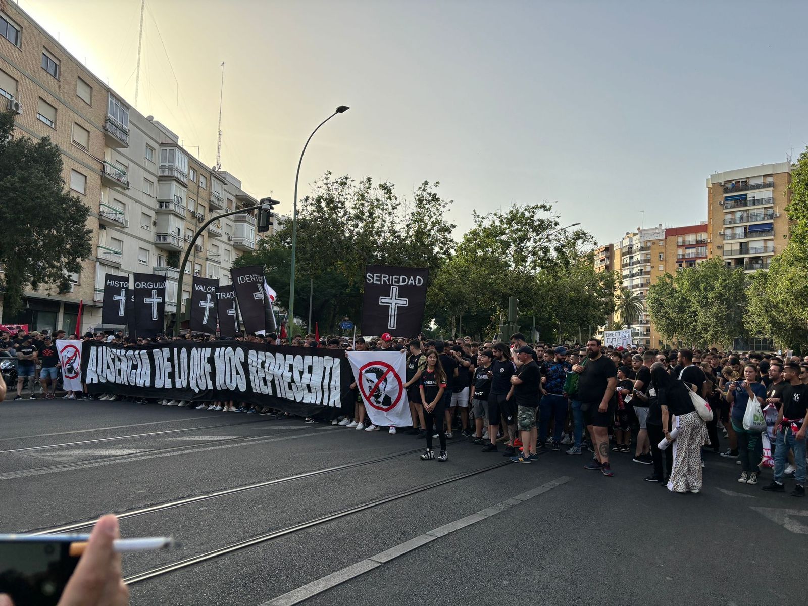 Biris Norte manifestándose por Kansas City de camino al Sánchez-Pizjuán.