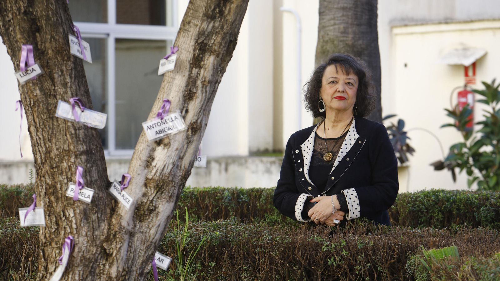 Rafaela Valenzuela junto al árbol que recuerda a las víctimas de violencia de género asesinadas durante el año. Rafaela Valenzuela junto al árbol que recuerda a las víctimas de violencia de género asesinadas durante el año.