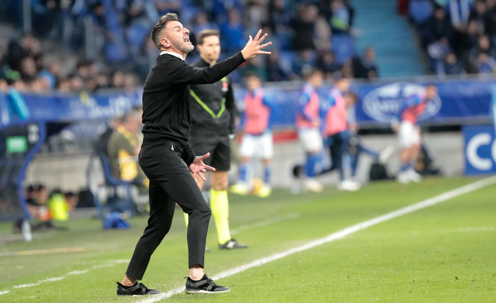 Iván Ania da órdenes a sus jugadores en el Tartiere.