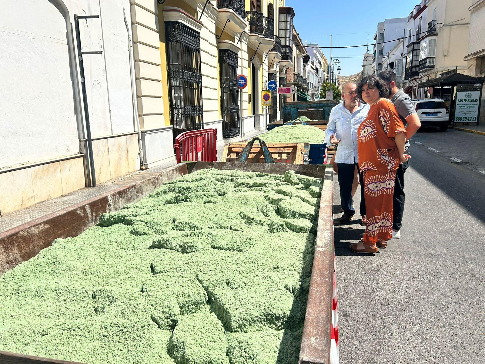 La alcaldesa de Sanlúcar, Carmen Álvarez, junto a los 80.000 kilos de sal para la confección de las alfombras de las Fiestas Patronales