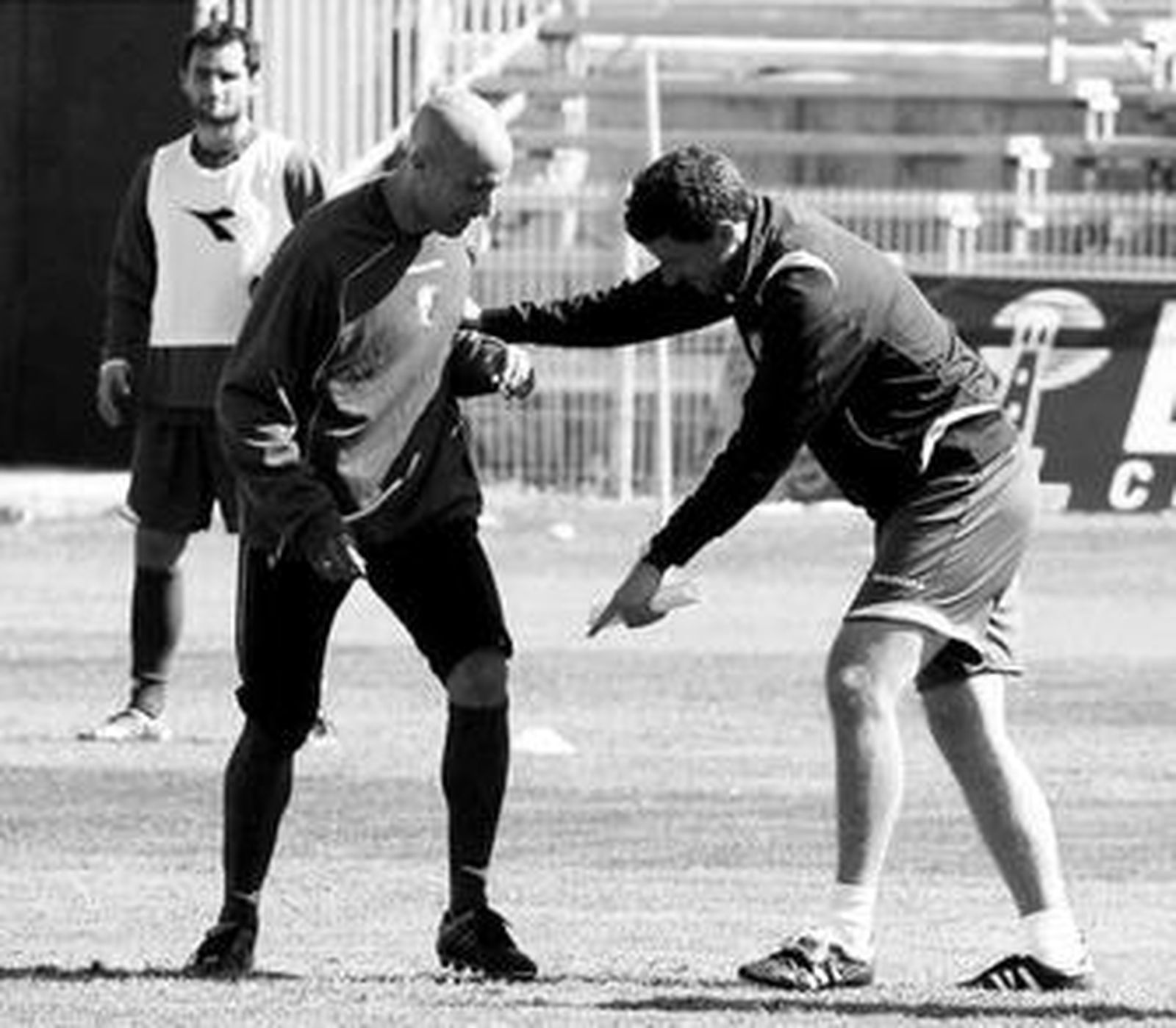 Gracia llama la atención de Raúl López en el entrenamiento de ayer.
