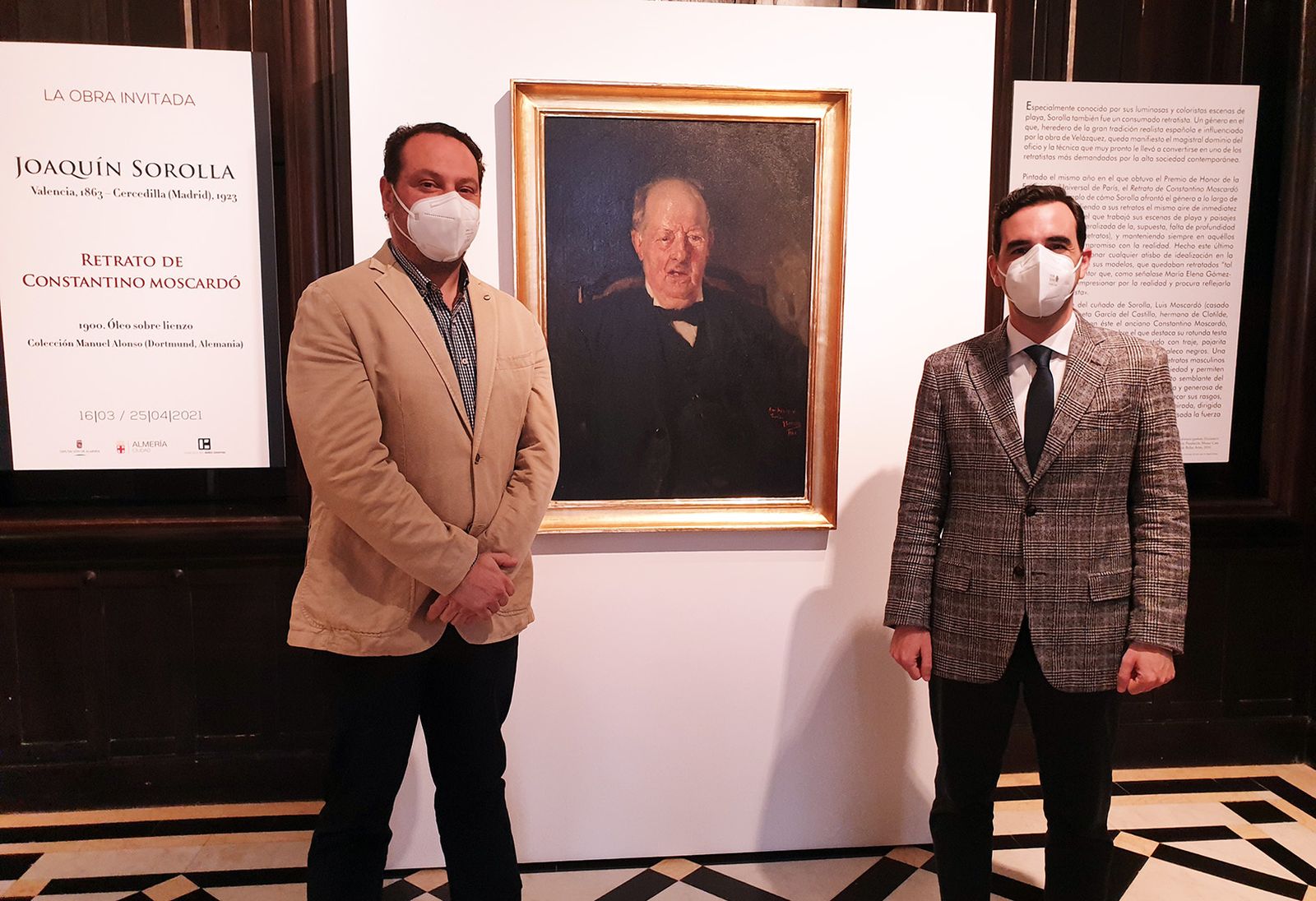 Juan Manuel Martín Robles junto al concejal Carlos Sánchez y la obra de Sorolla.