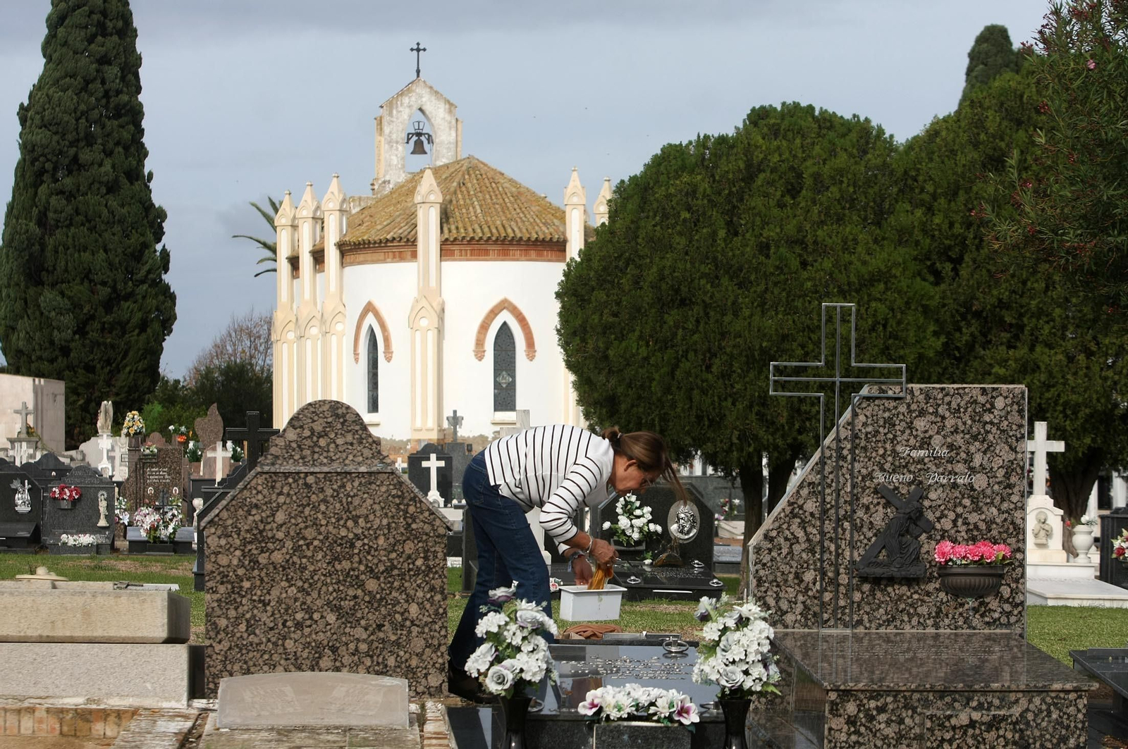 Imágenes del ambiente en el cementerio La Soledad, Huelva
