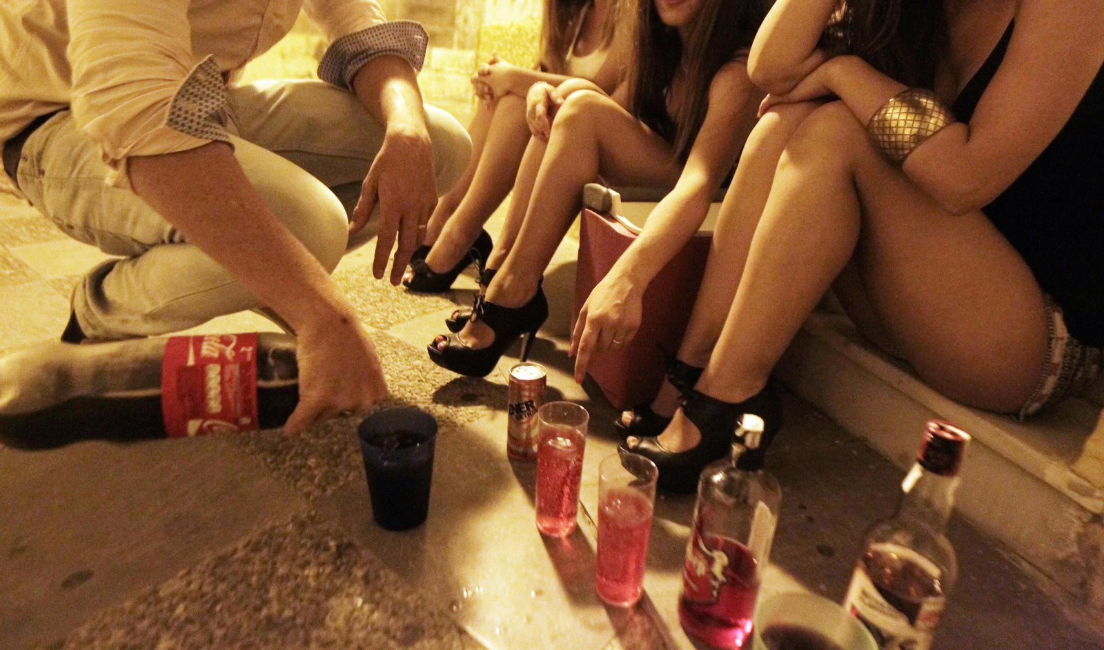 Unos jóvenes, durante un botellón.