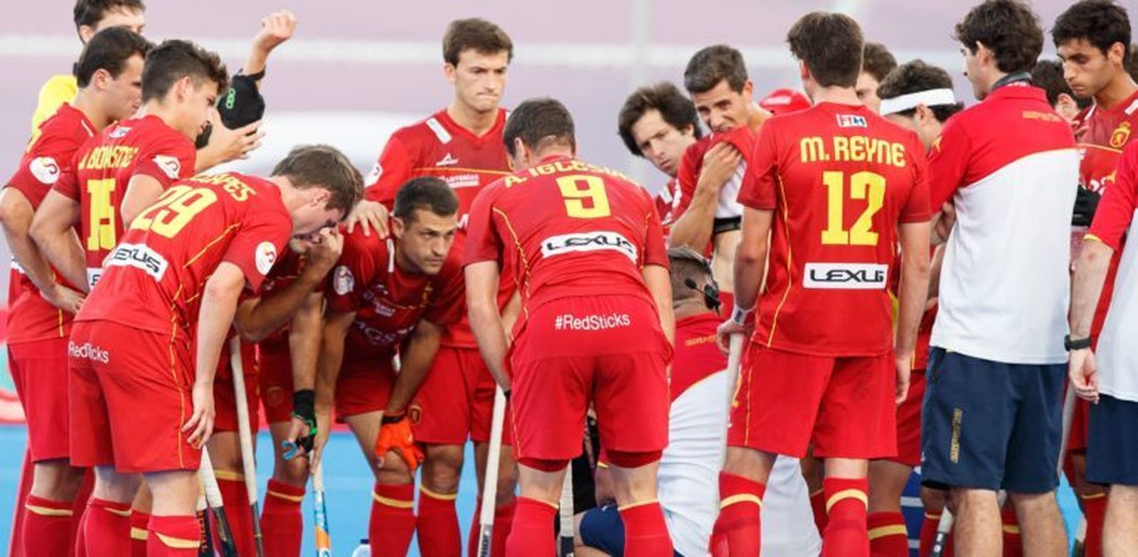 Imagen del combinado nacional de hockey hierba en una charla técnica.