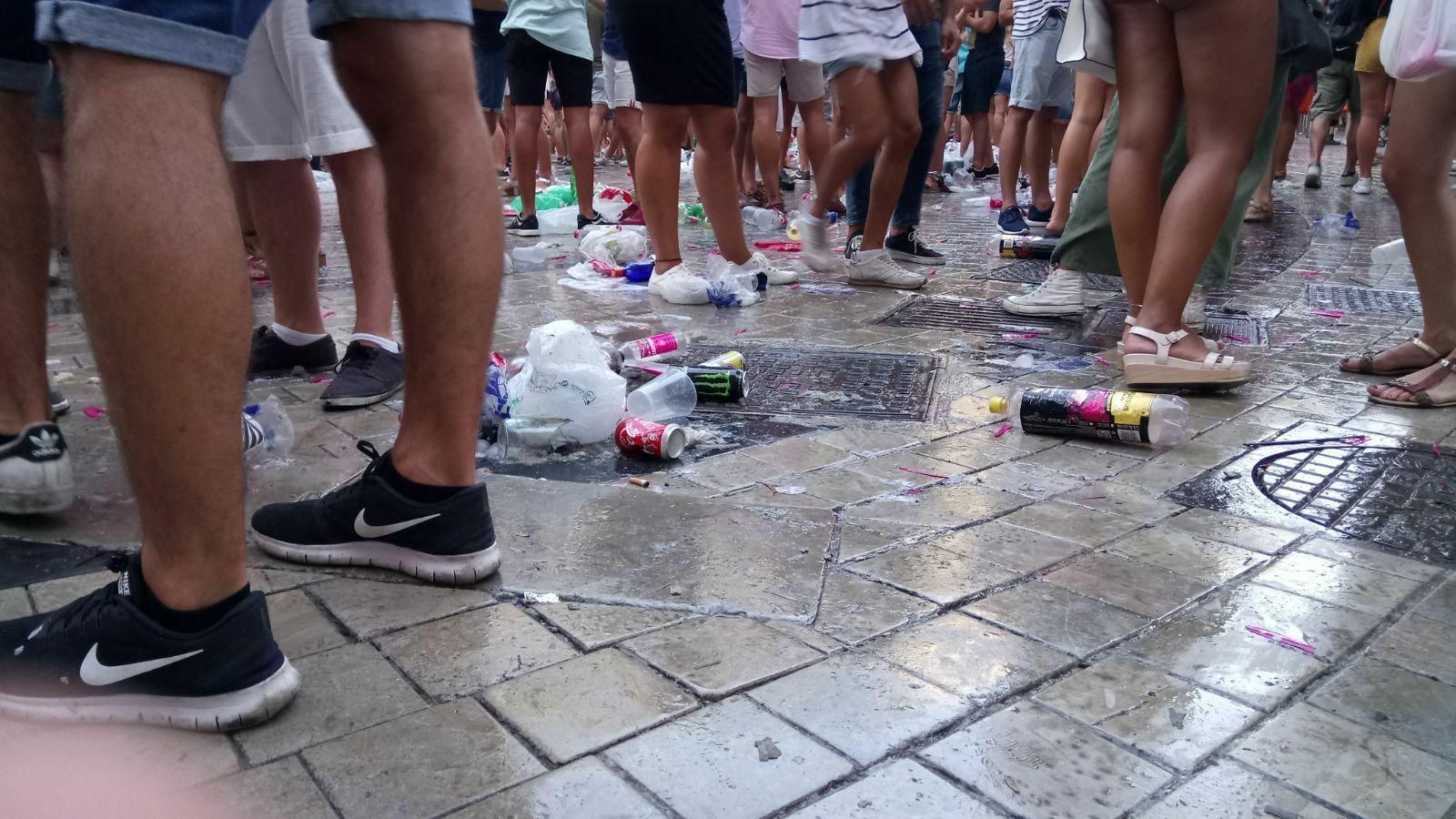 Personas bebiendo en la Feria.