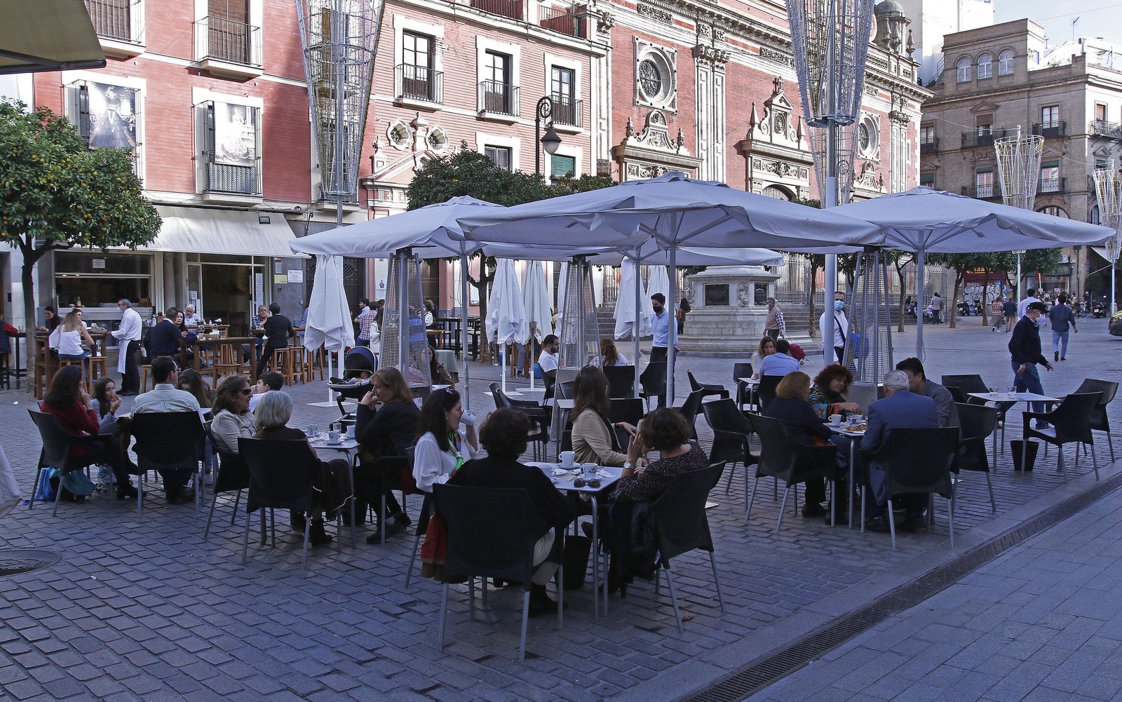 La Plaza del Salvador con todos los veladores llenos en el plácido mediodía de este domingo.