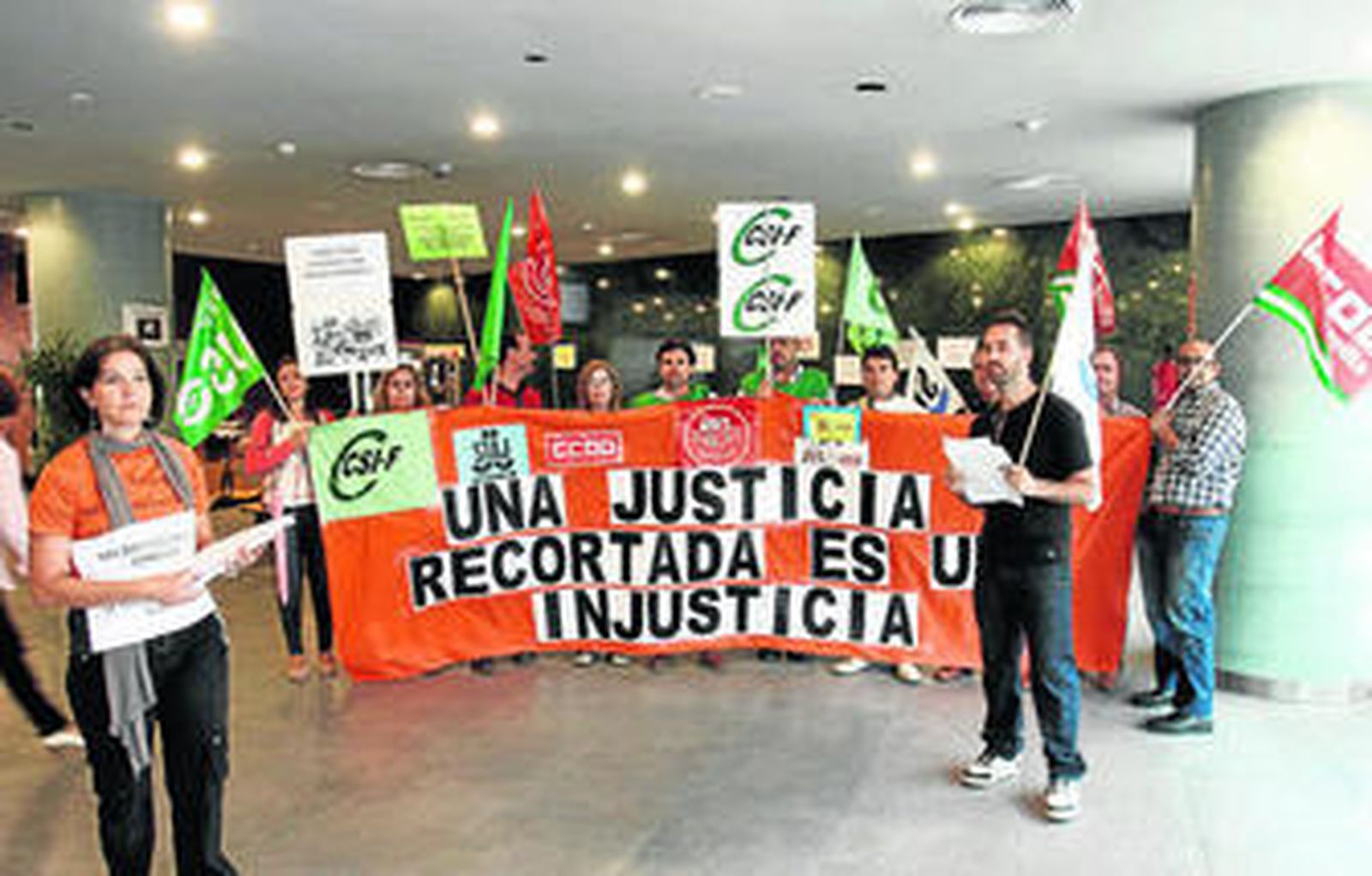 Los delegados sindicales, ayer durante el encierro en la sede judicial del Noga.