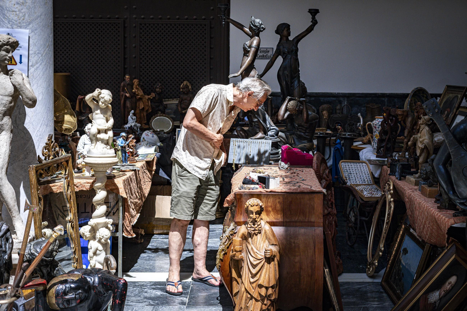 Imágenes del curioso mercadillo de antigüedades en el convento de Santo Domingo en Cádiz