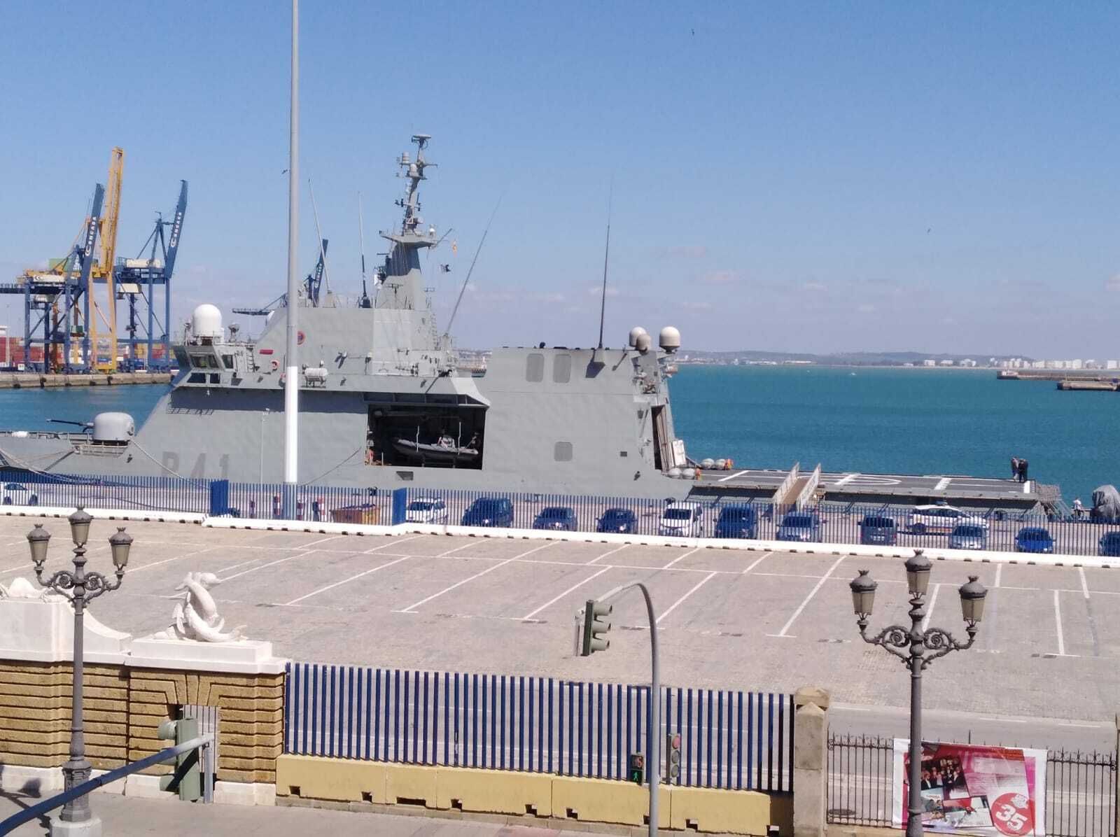 El buque, en el puerto de la ciudad.