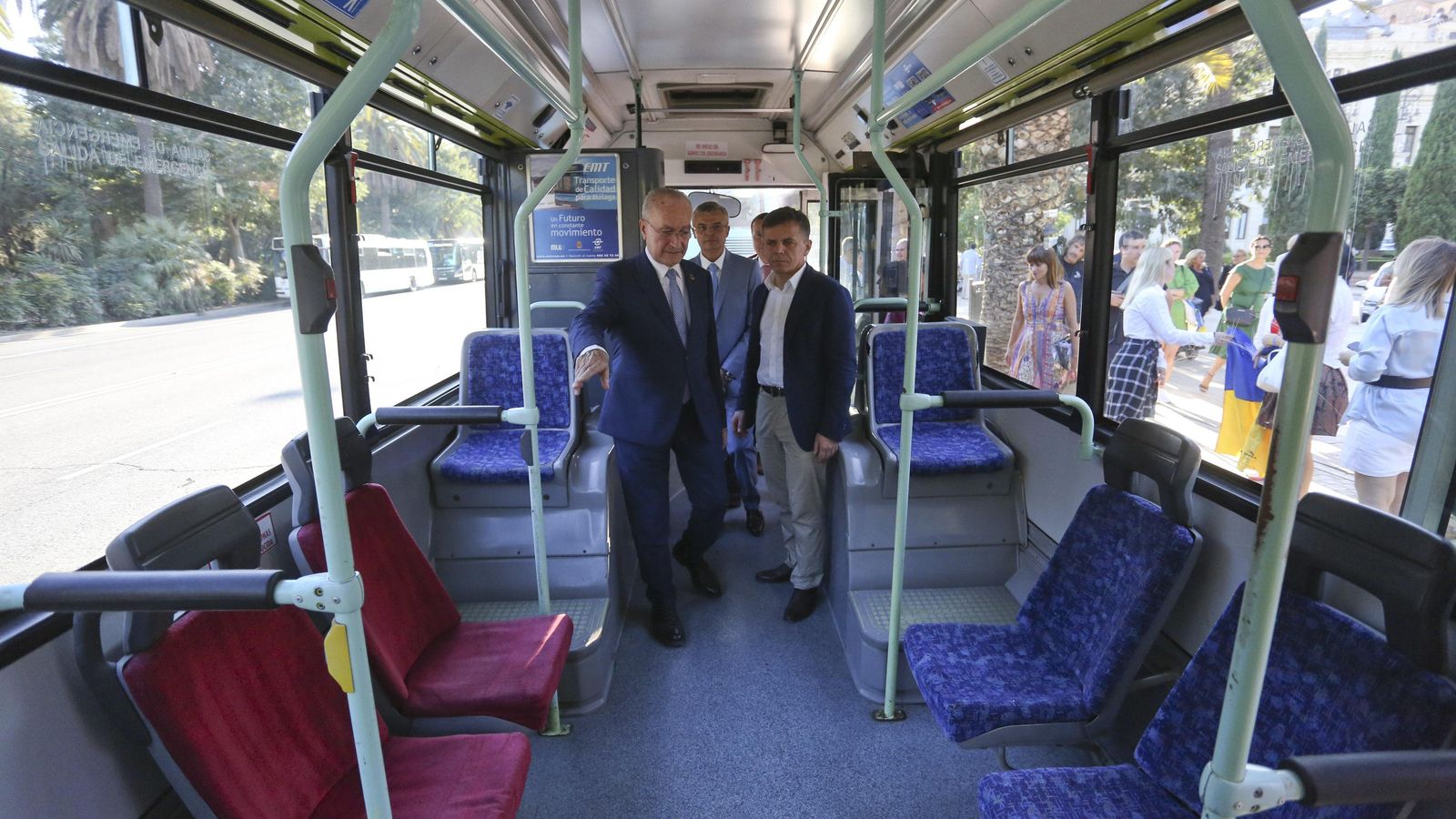 El alcalde de Málaga muestra el interior del vehículo colectivo.