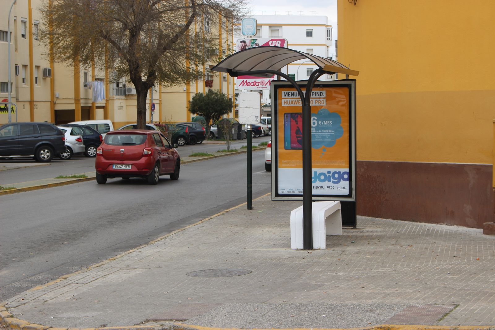 Nueva parada de autobús en la barriada 512 viviendas