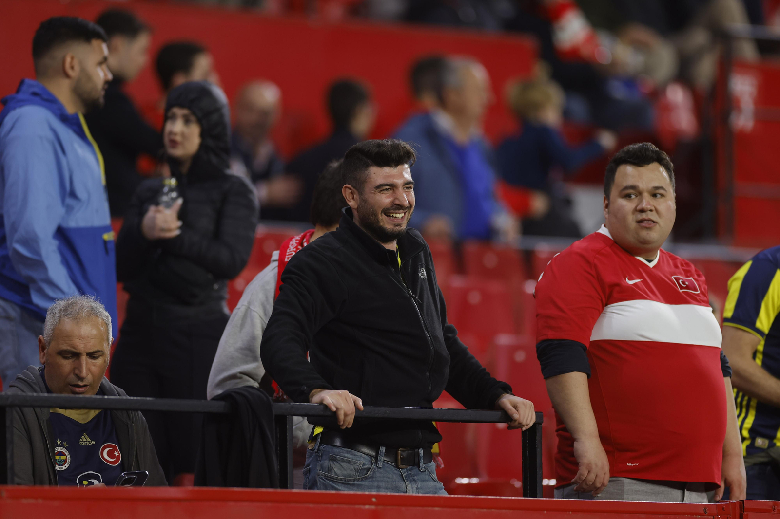 Búscate en las fotos del Sevilla-Fenerbahçe,