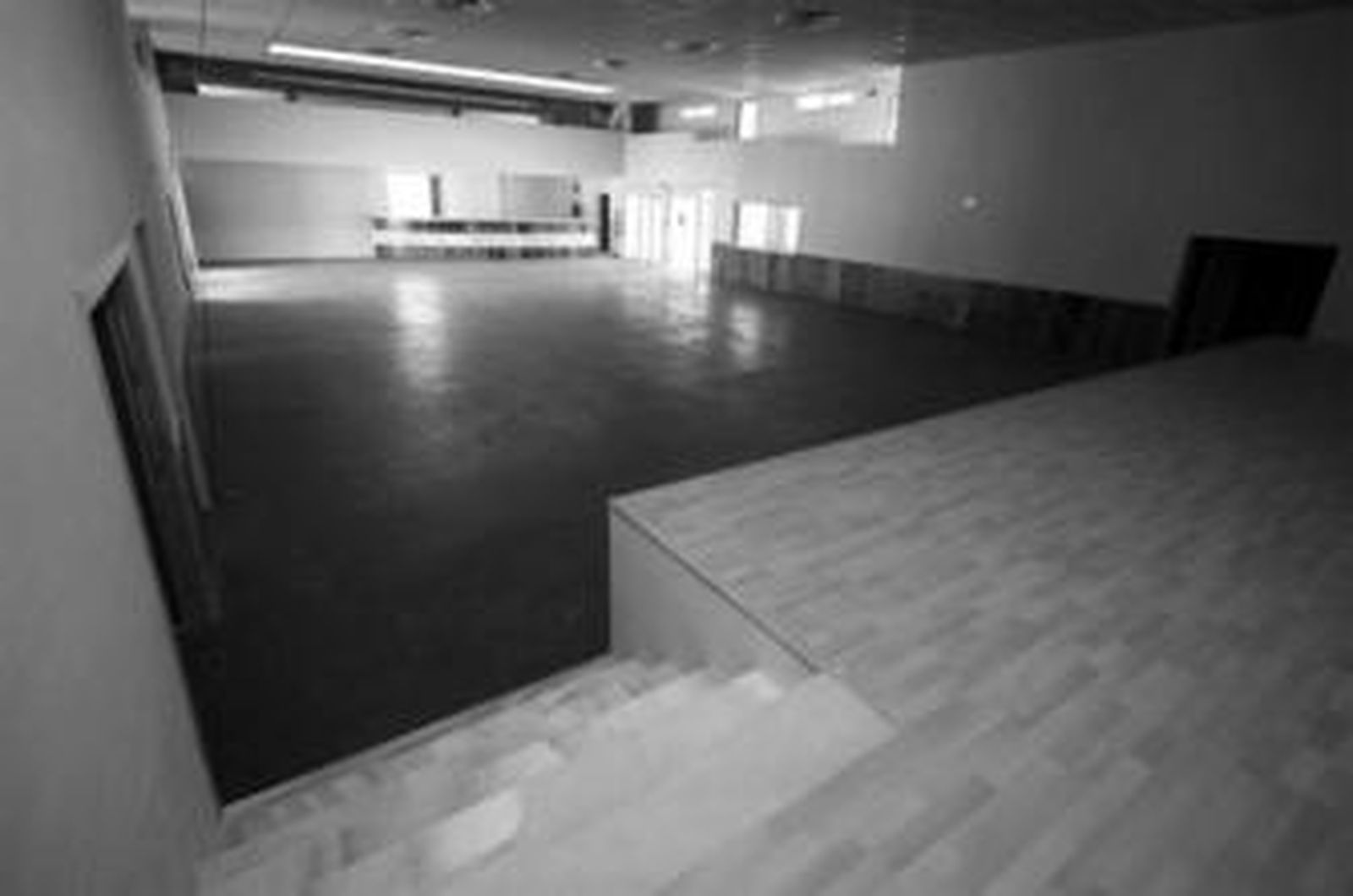 Vista parcial de la antigua discoteca Box, con parte del escenario en primer término.