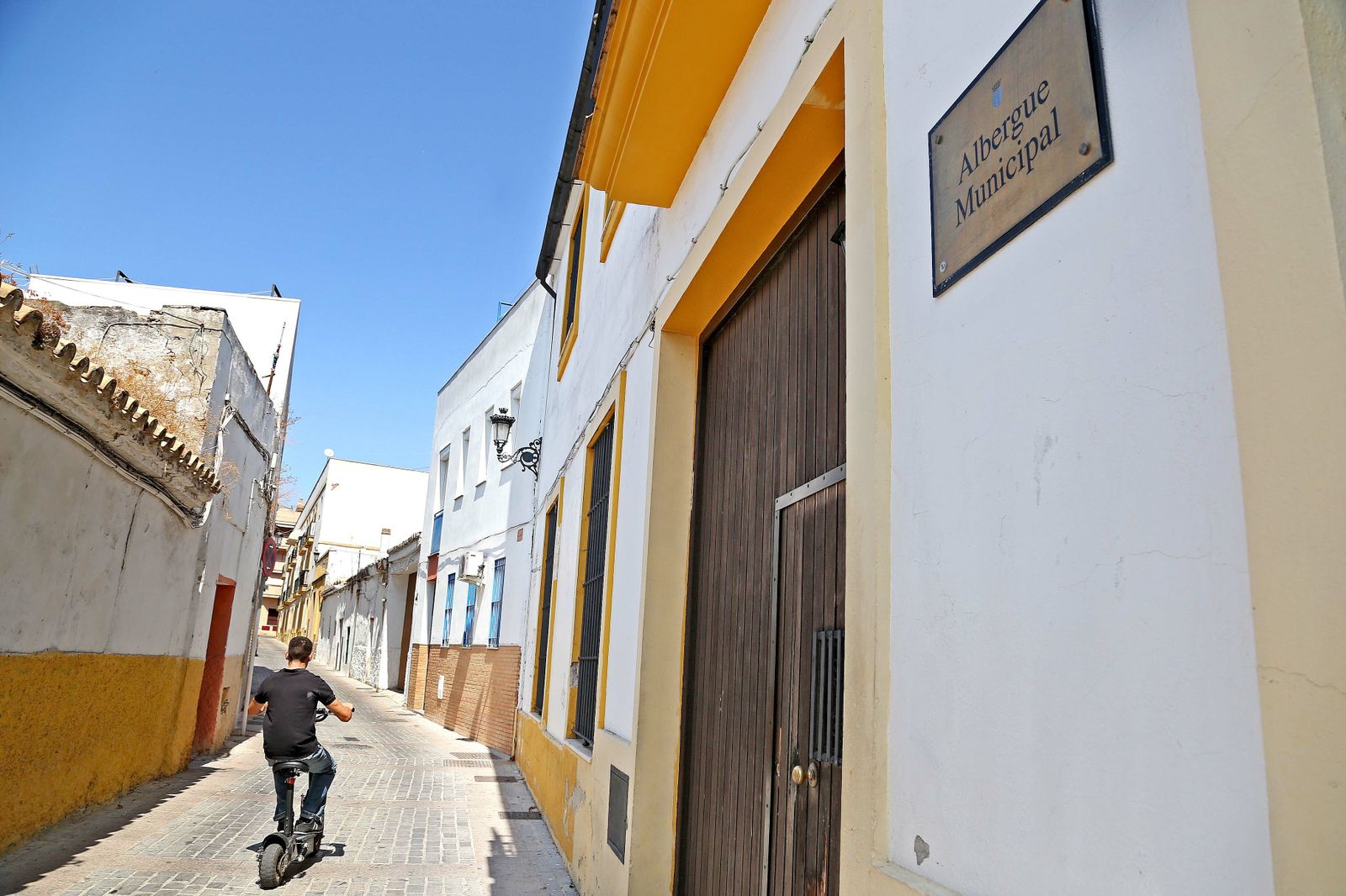 Un joven pasea por la entrada del albergue municipal.