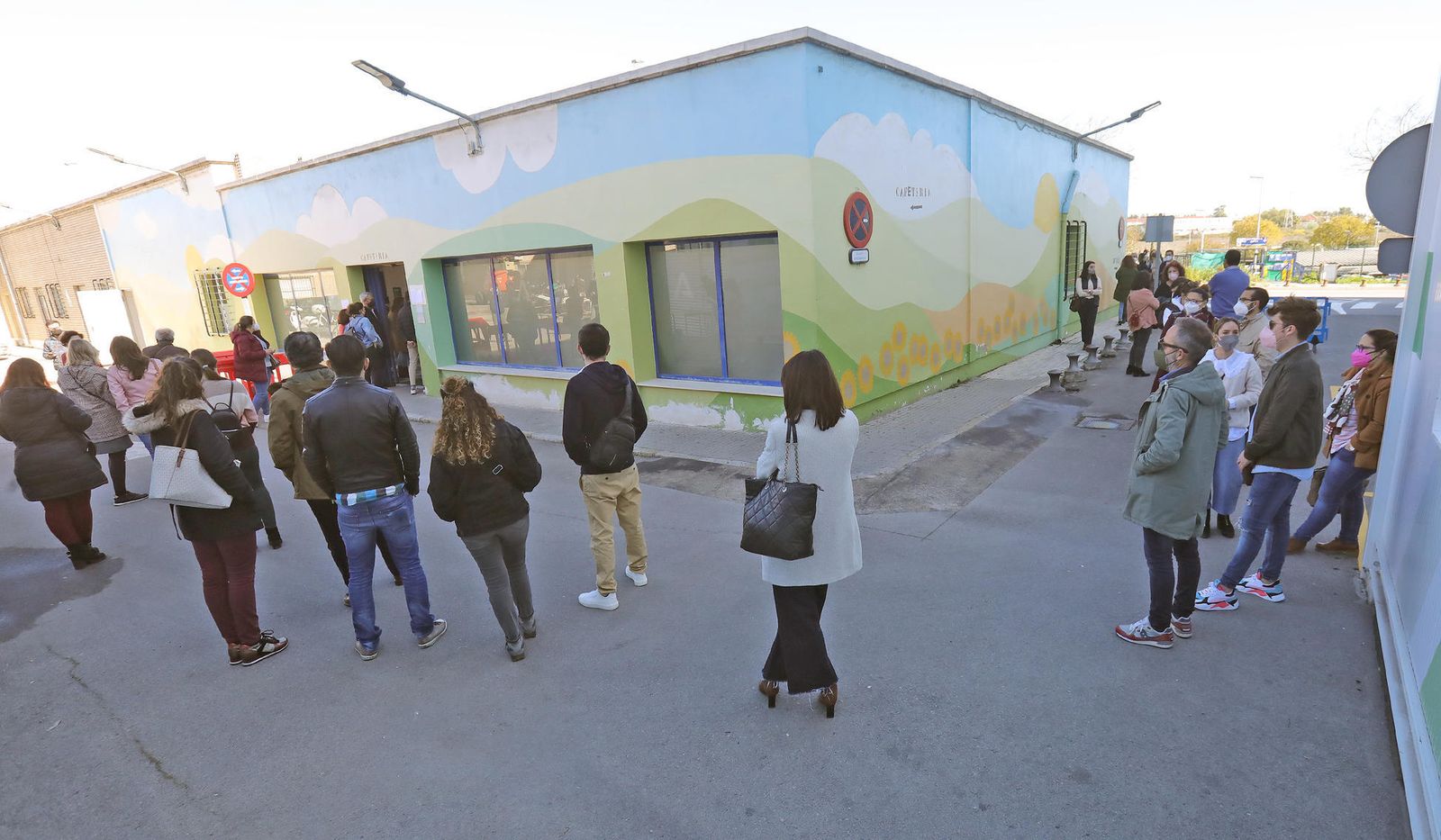 Colas en la entrada de la antigua cafetería de Pediatría, en el hospital, donde se está vacunando contra el coronavirus, este lunes.