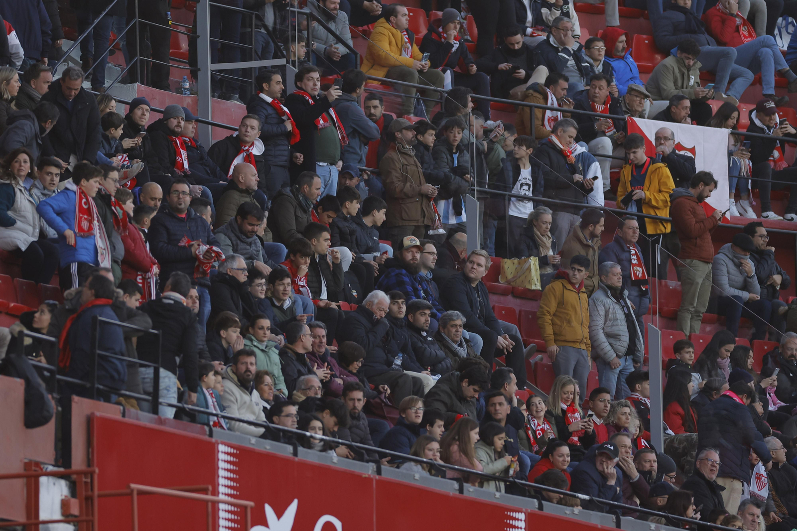 Búscate en las fotos del Sevilla-Elche