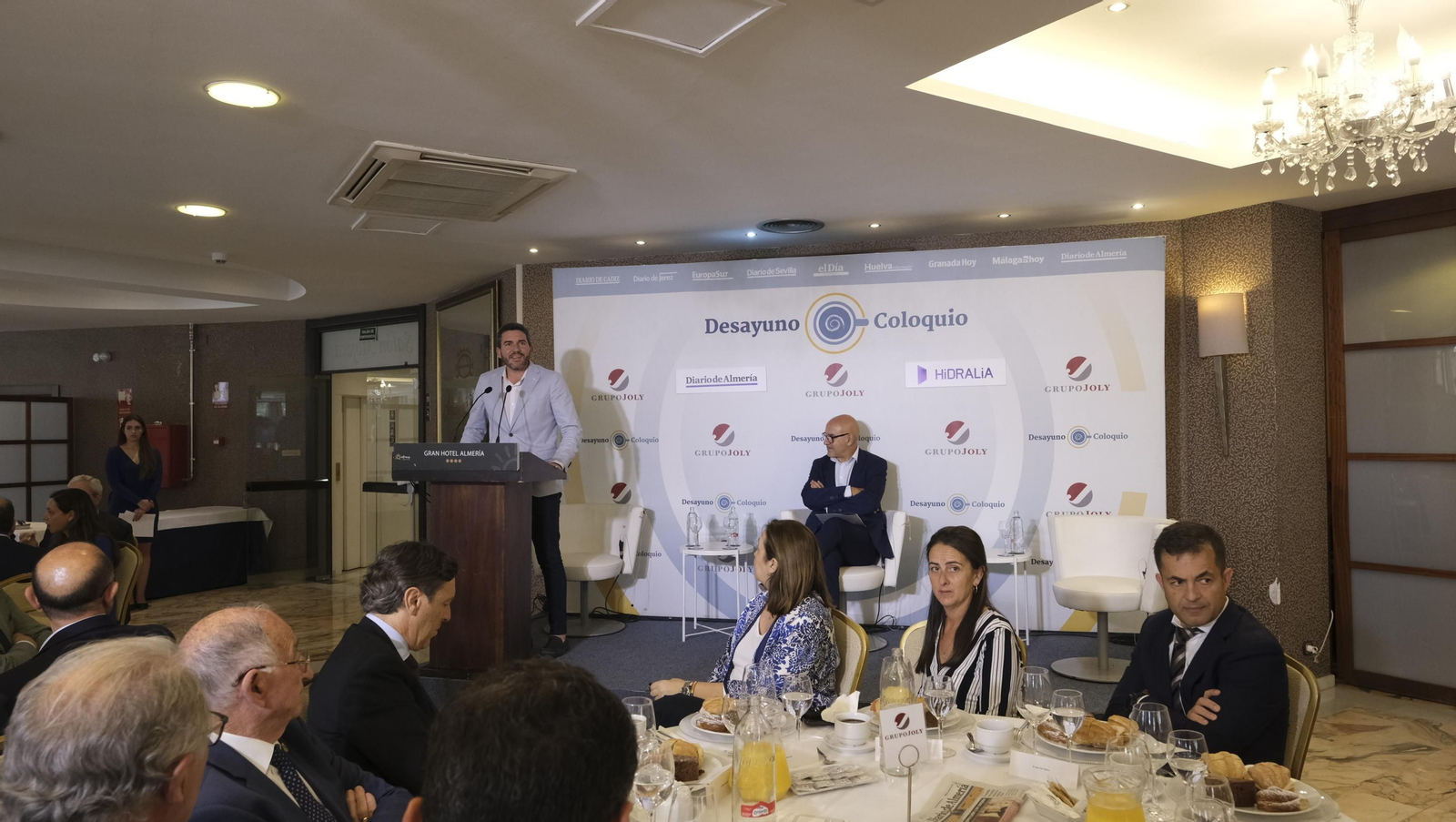 Imágenes del desayuno coloquio de Diario de Almeria y Hidralia.