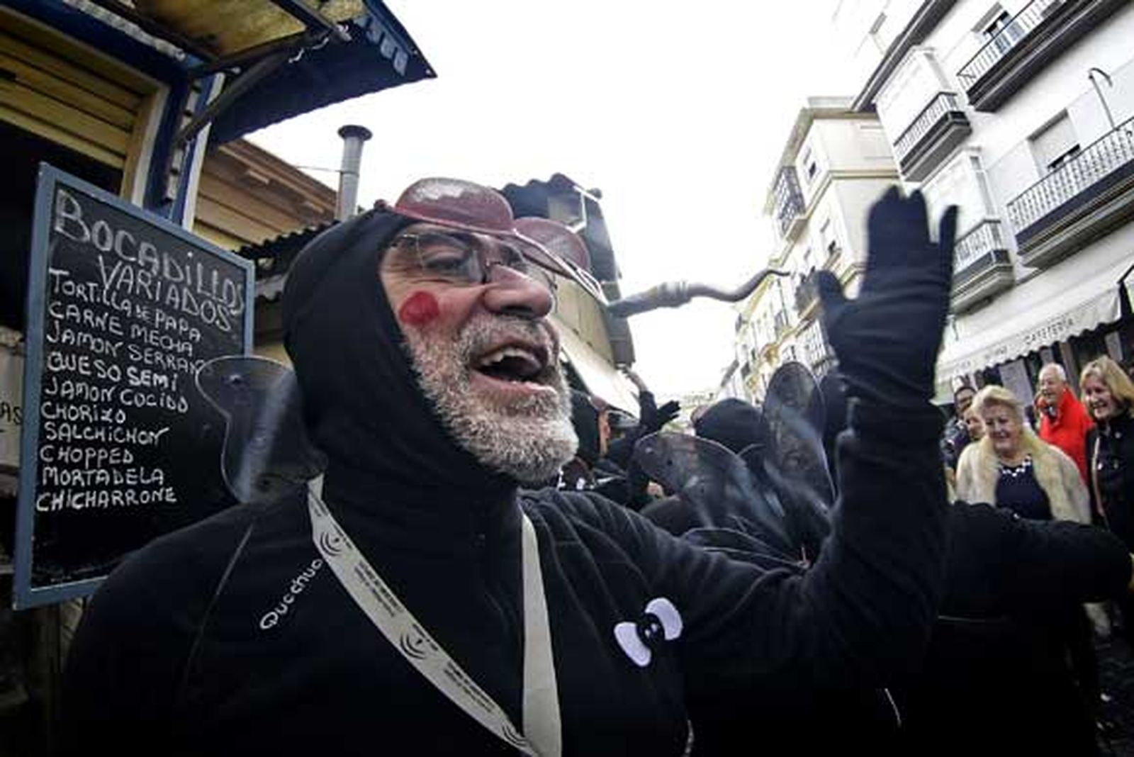 Gaditanos y foráneos tomaron las calles del centro en el primer fin de semana de Carnaval

Foto: Julio Gonzalez