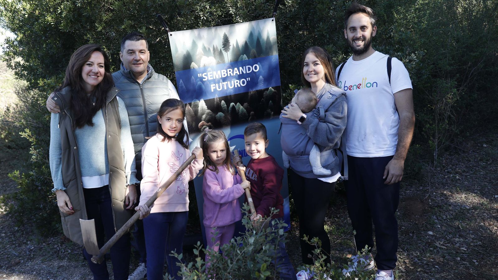 Jornada de reforestación en El Palancar por trabajadores de Acerinox, en imágenes