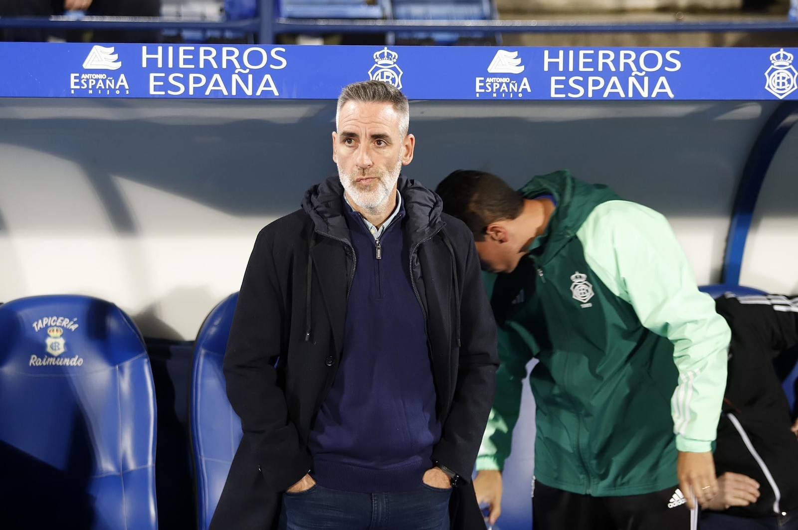 Abel Gómez, en el banquillo del Nuevo Colombino.