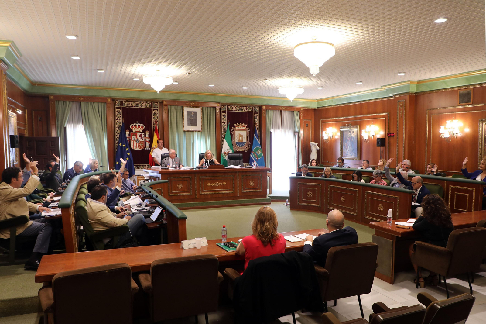 La Corporación municipal votando en la sesión ordinaria de septiembre.