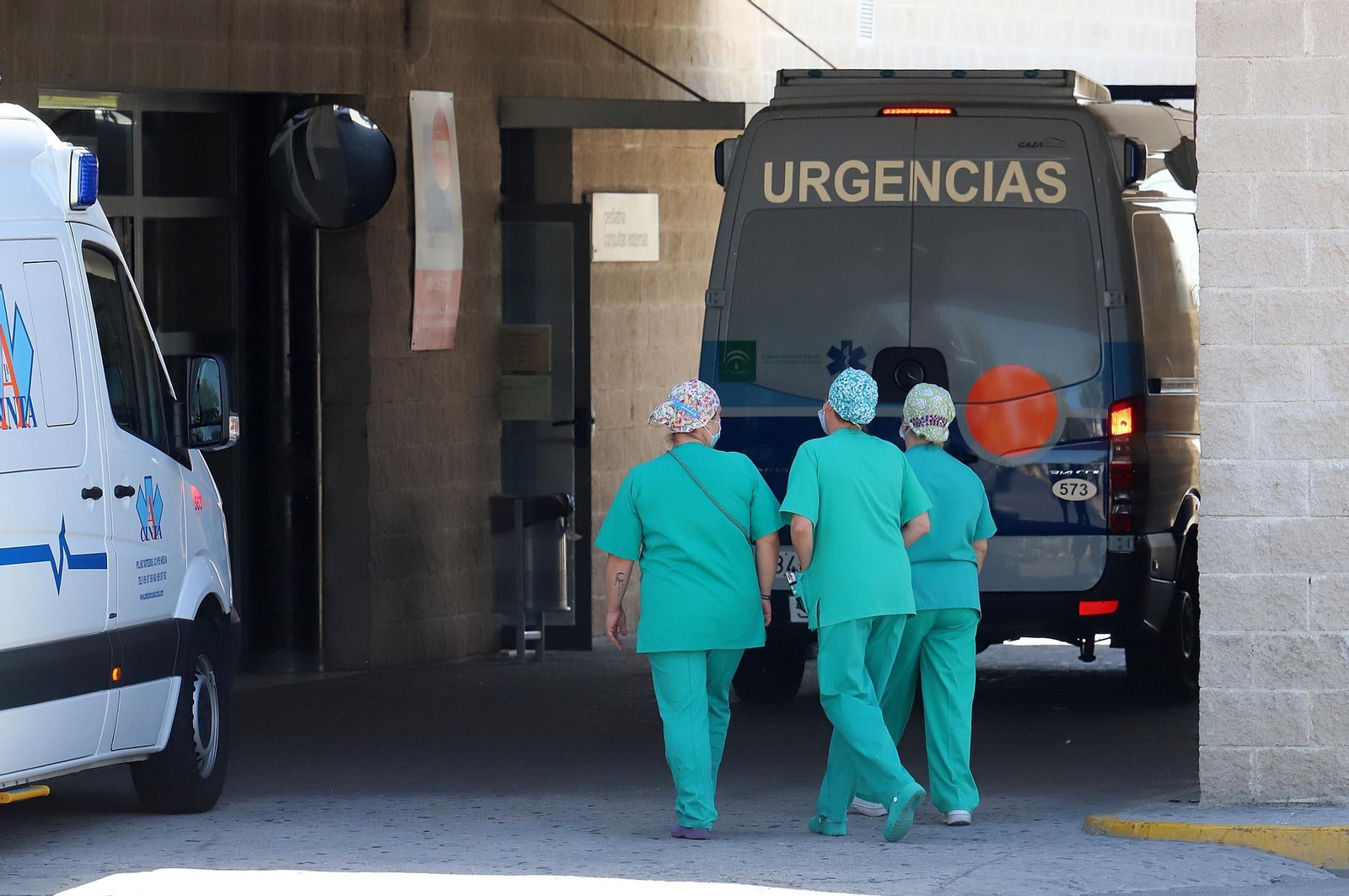 Entrada a la unidad de Urgencias del hospital Juan Ramón Jiménez.