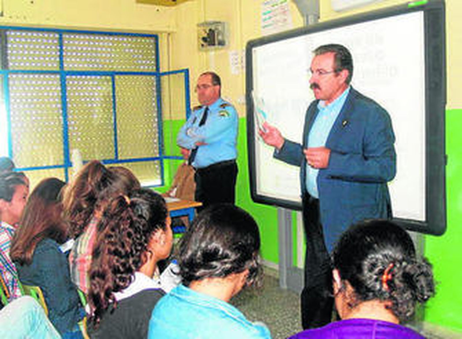 Un momento de la charla, ante los estudiantes.