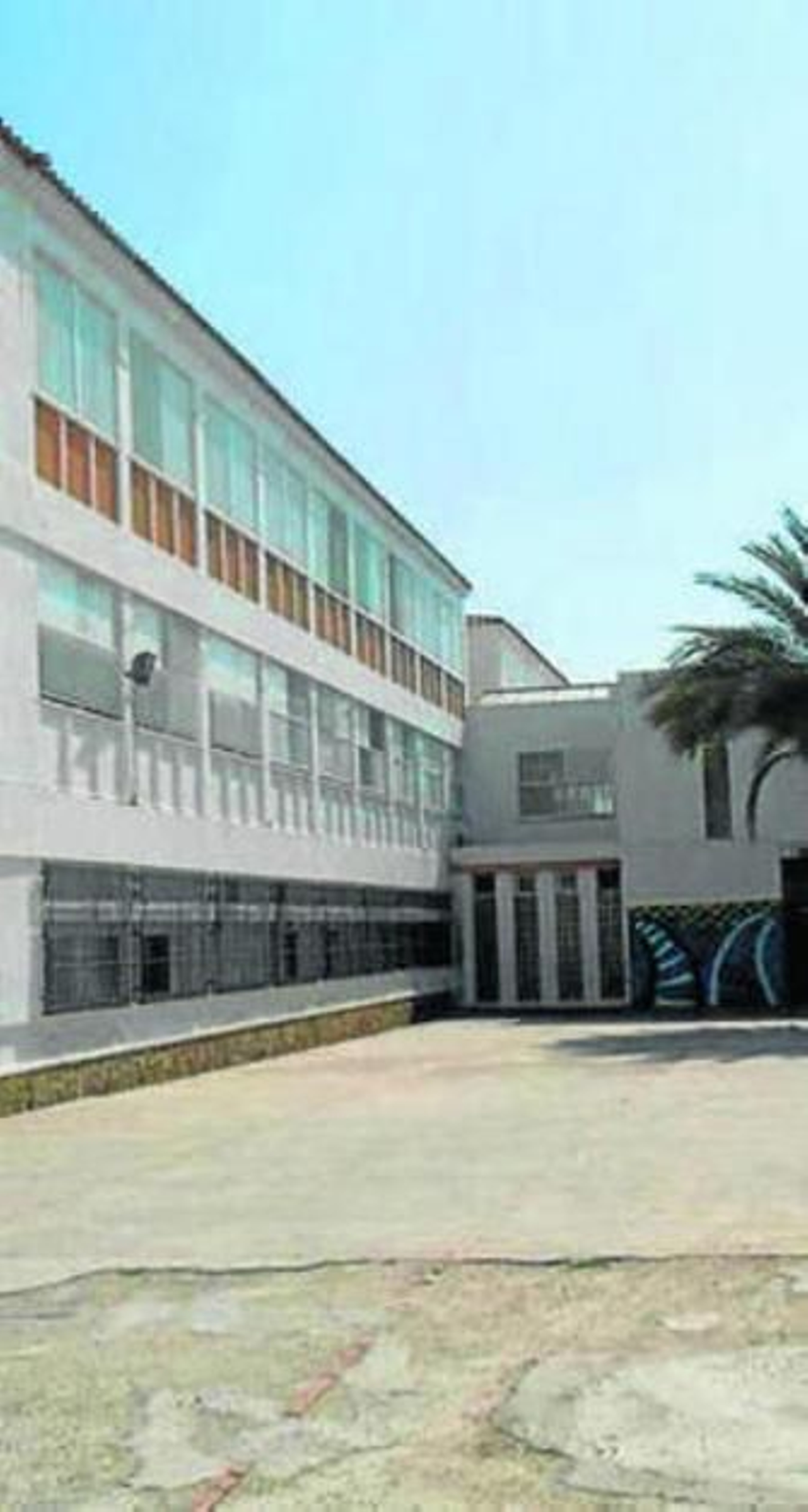 Fachada del IES Almijara de Nerja.