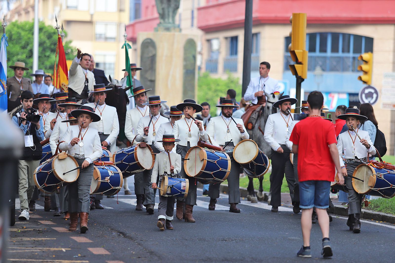 El Rocío 2023: Imágenes de la Hermandad de Emigrantes en su salida de Huelva