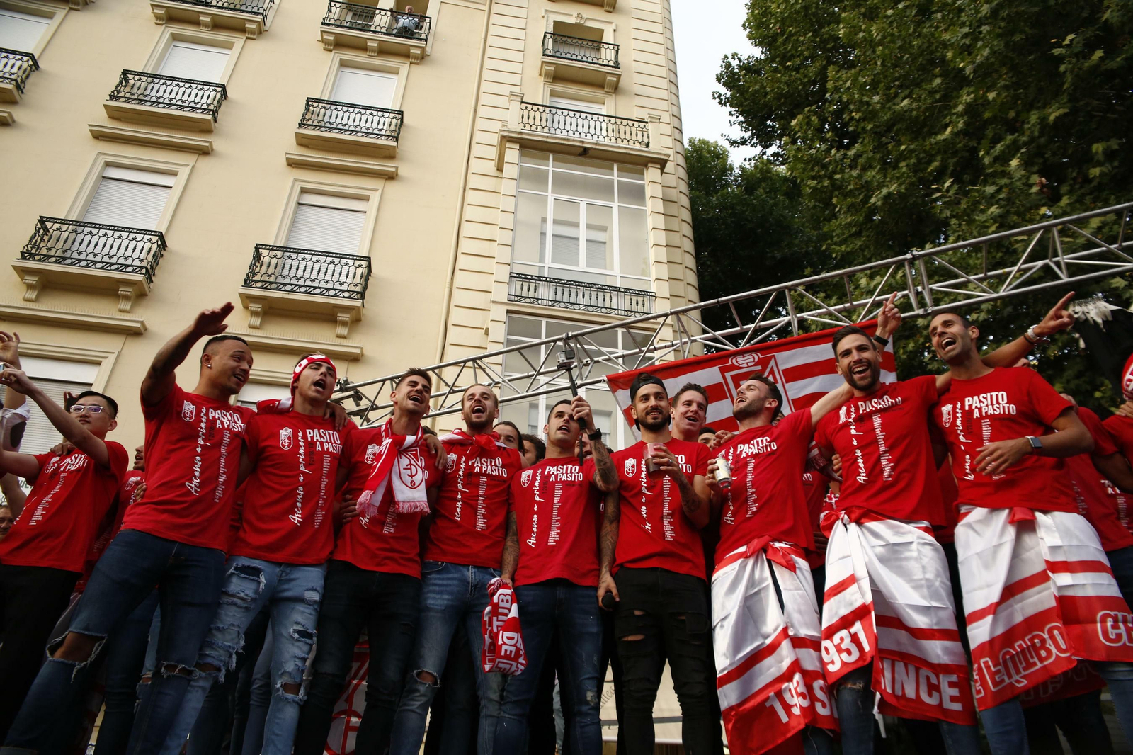 Los jugadores del Granada mostraron sobre el escenario la unidad que ha habido en el vestuario