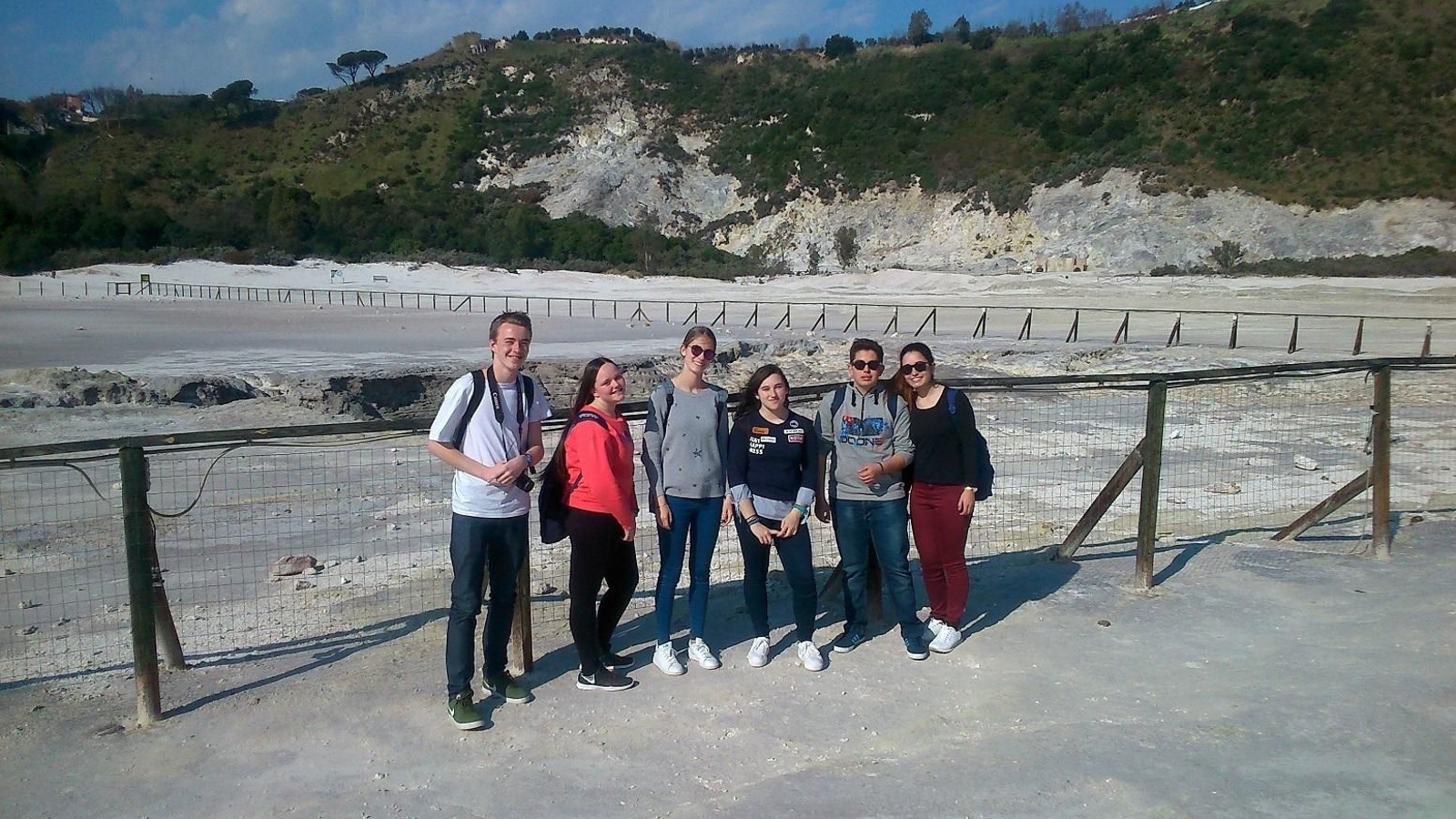 Estudiantes velezanos en el cráter del volcán La Solfatara, en Nápoles.