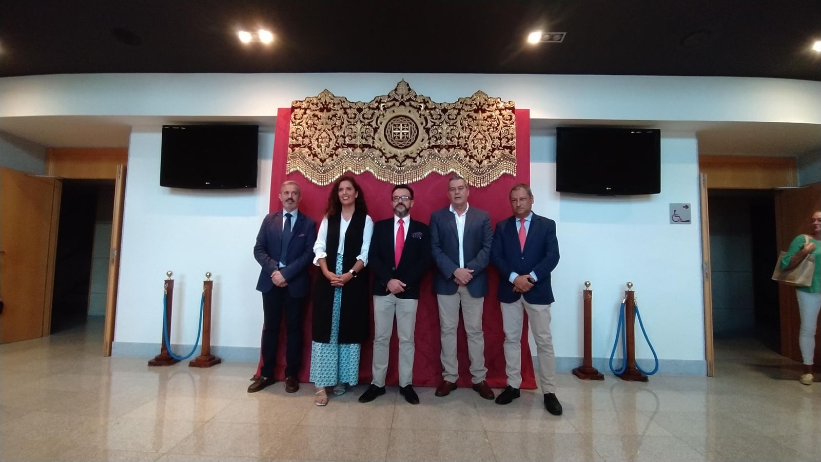 Presentación de la bordado de la bambalina frontal de la hermandad del Nazareno de San Fernando. En la imagen, José Muñoz Moreno, Nerea León, Manu Trujillo, Antonio Luque y José Fernández Mora.