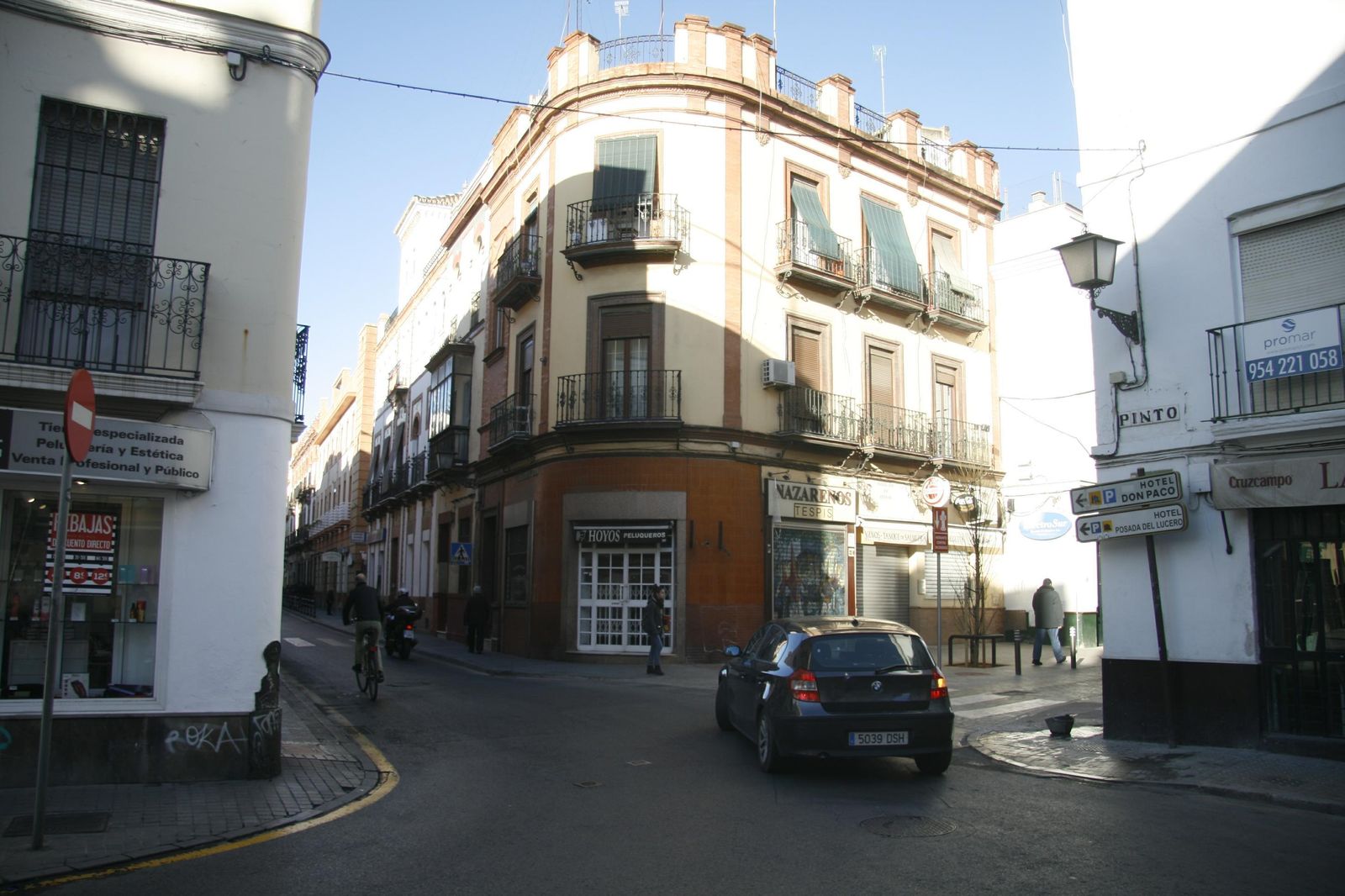 Peluquería Hoyos, en la esquina de Matahacas con Escuelas Pías, por donde tuercen los autobuses.