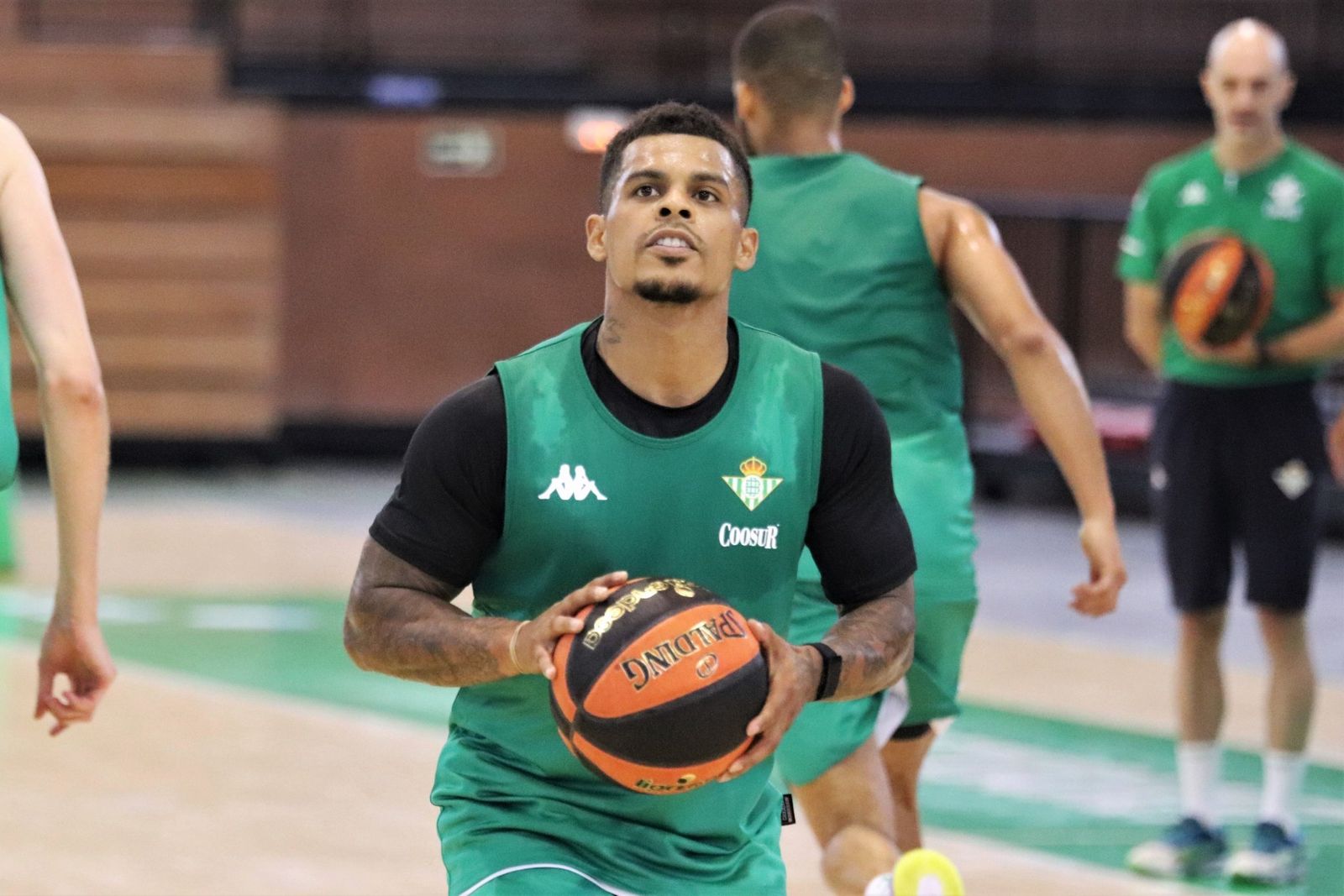 TJ Campbell se dispone a tirar en el entrenamiento del Betis.