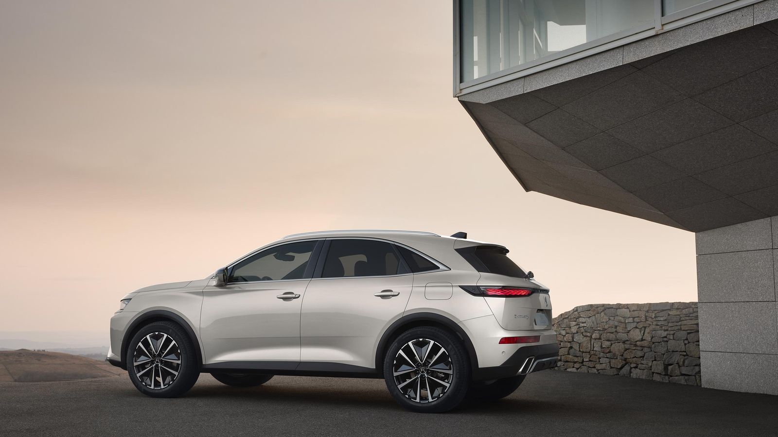 Tres de las cuatro versiones del DS7 son híbridas enchufables, la cuarta, Diesel. De las primeras, todas con la denominación E-Tense, hay dos con tracción total: las de 300 y 360 CV.