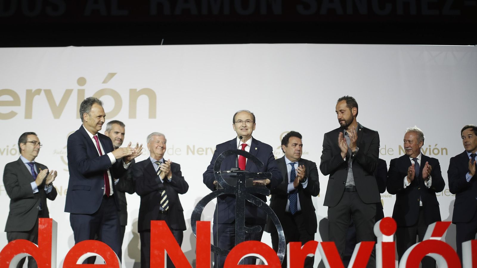 José Castro, presidiendo el escenario en el césped del Sánchez-Pizjuán.