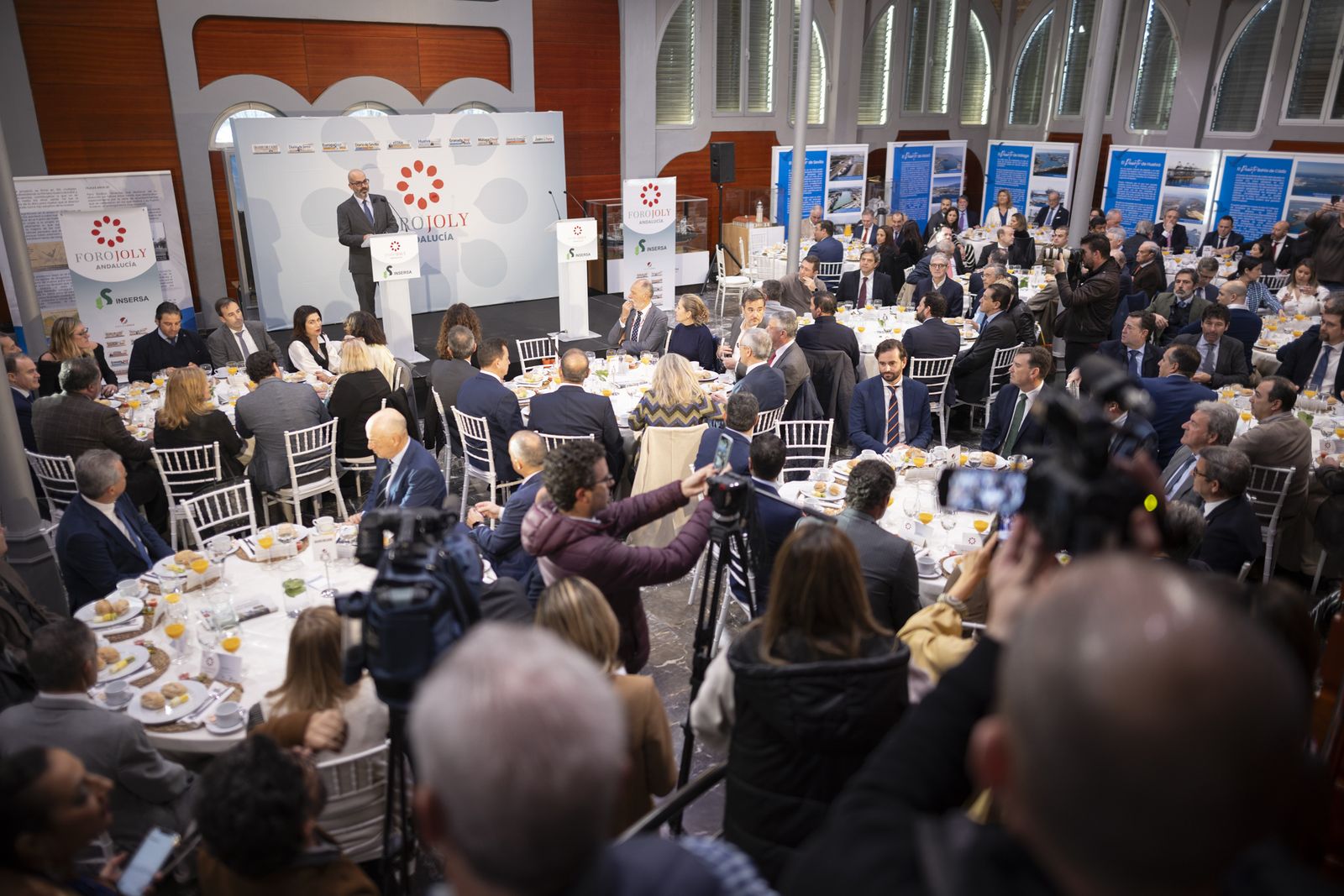 Imágenes del desayuno-coloquio con Jorge Paradela en el Foro Joly Andalucía celebrado en Huelva
