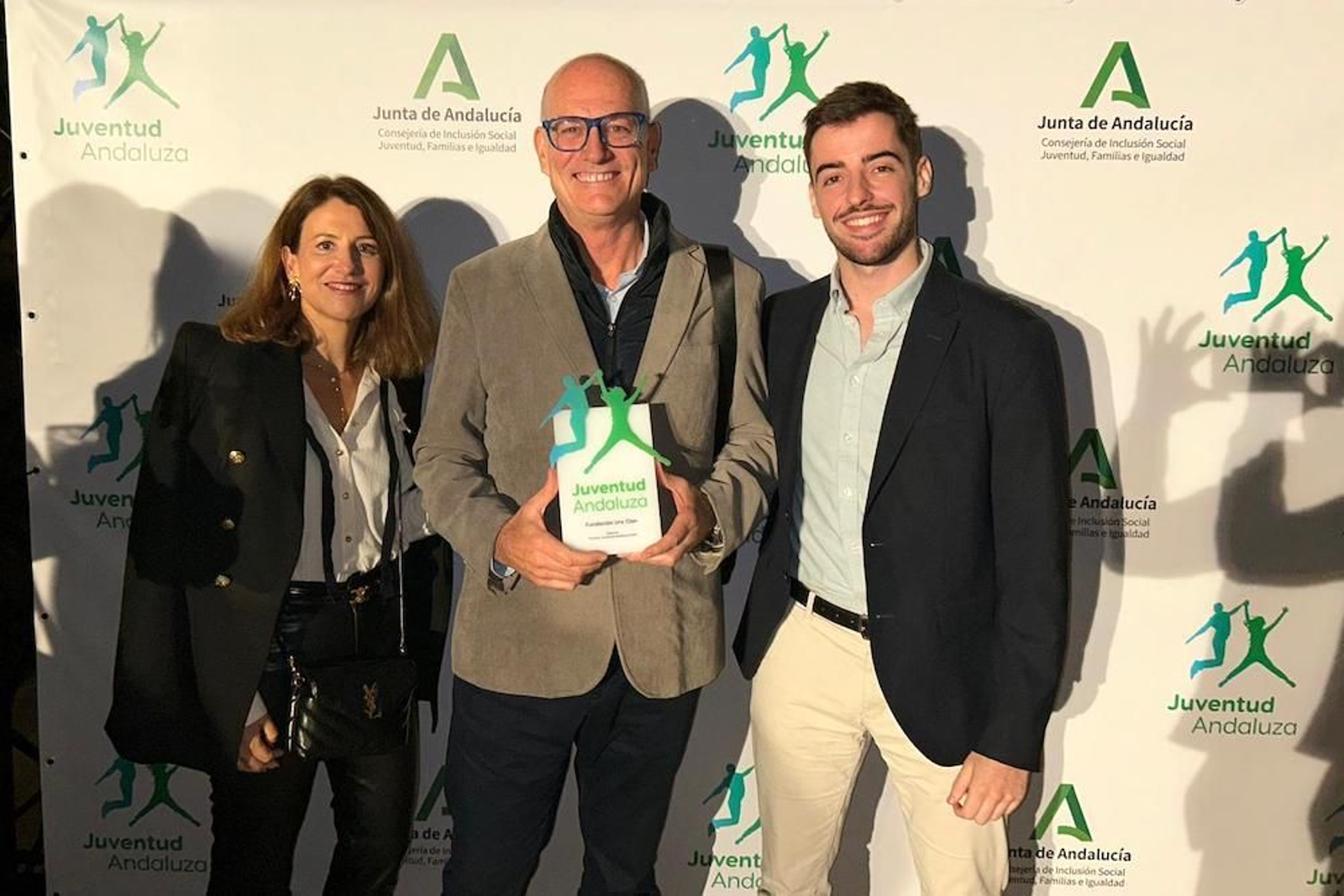 Los representantes del club almeriense posan con el premio recibido por parte de la Junta de Andalucía.