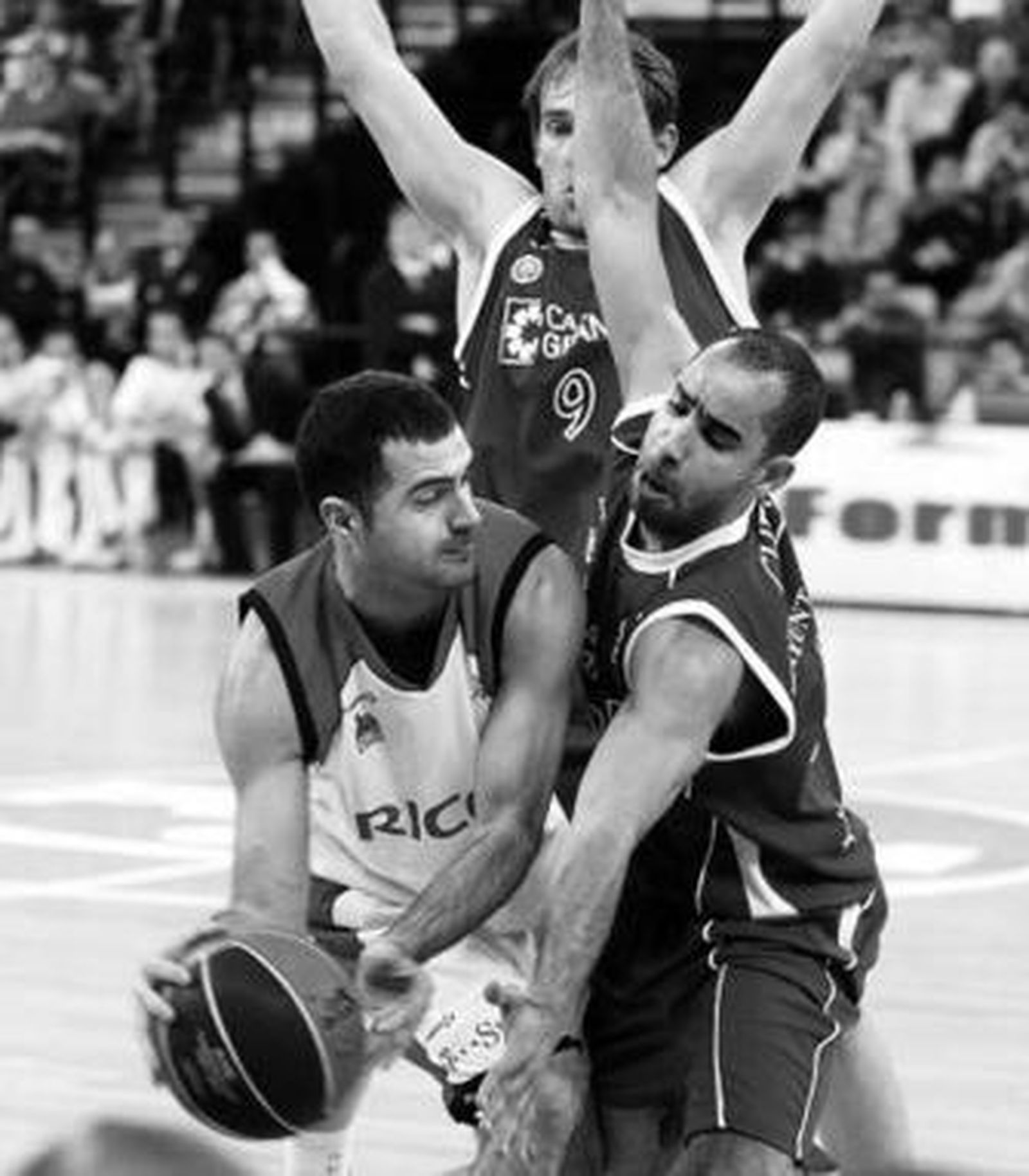 Berni Hernández recibe la presión de Cherry y Udrih.