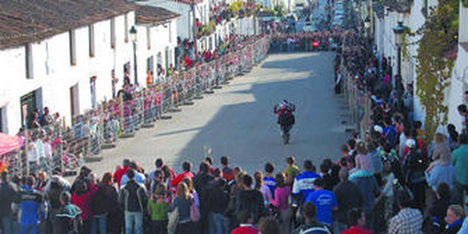 La concentración motera de ayer en Galaroza fue masiva. El día soleado hizo que los moteros pudieran disfrutar más de las dos ruedas.